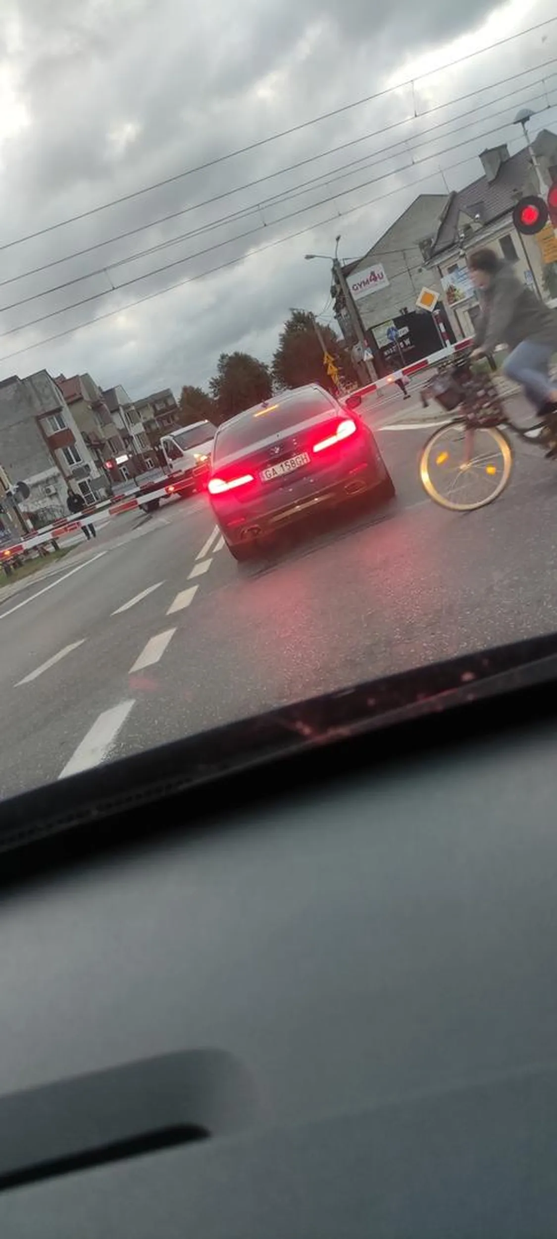 Totalny idiotą najpierw wyprzedza przy 200km/h a później spowalnia i blokuje drogę.