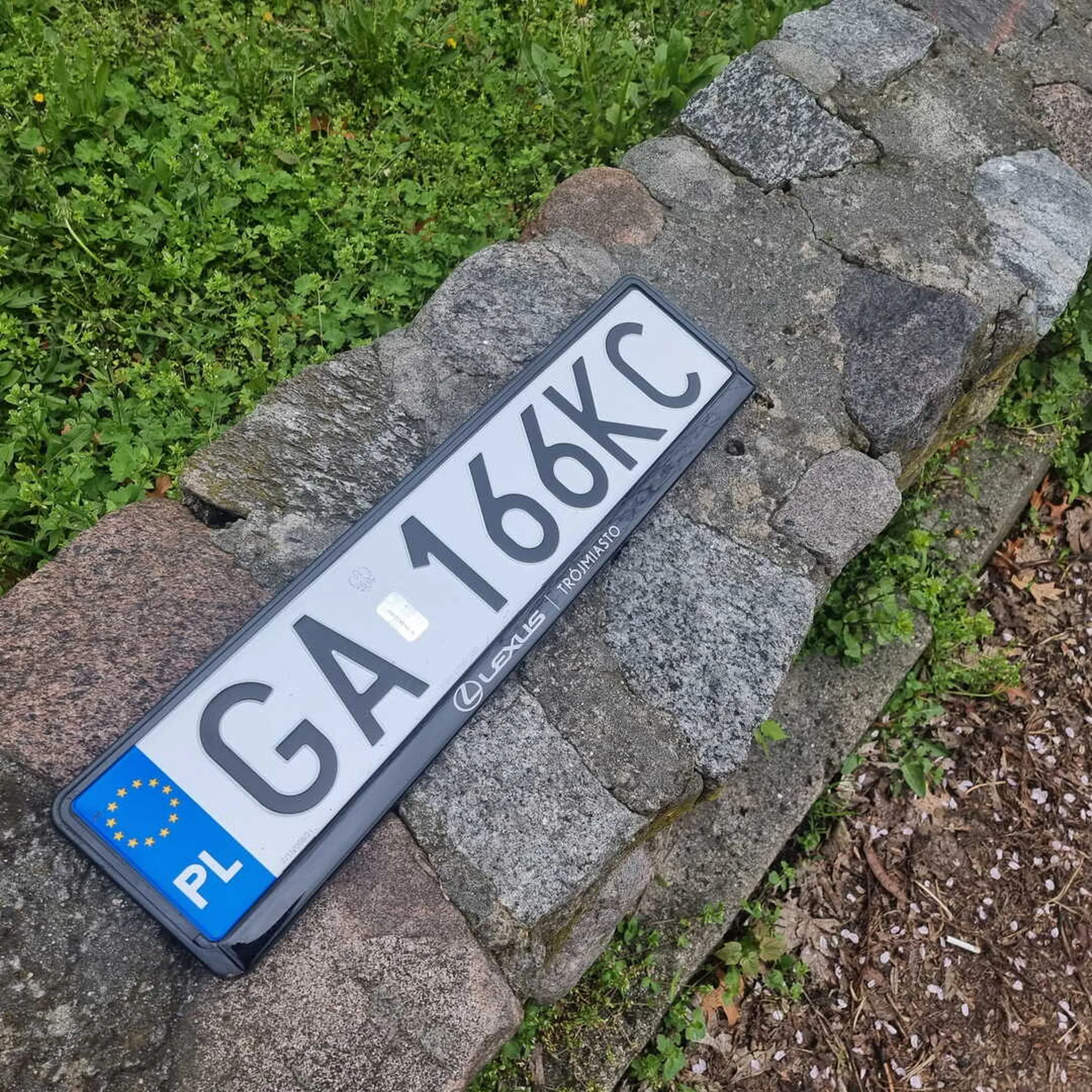 Tablica rejestracyjna znaleziona w Sopocie przy Krasickiego. Do odebrania w pierogarni Jedynka w Sopocie na Krasickiego.