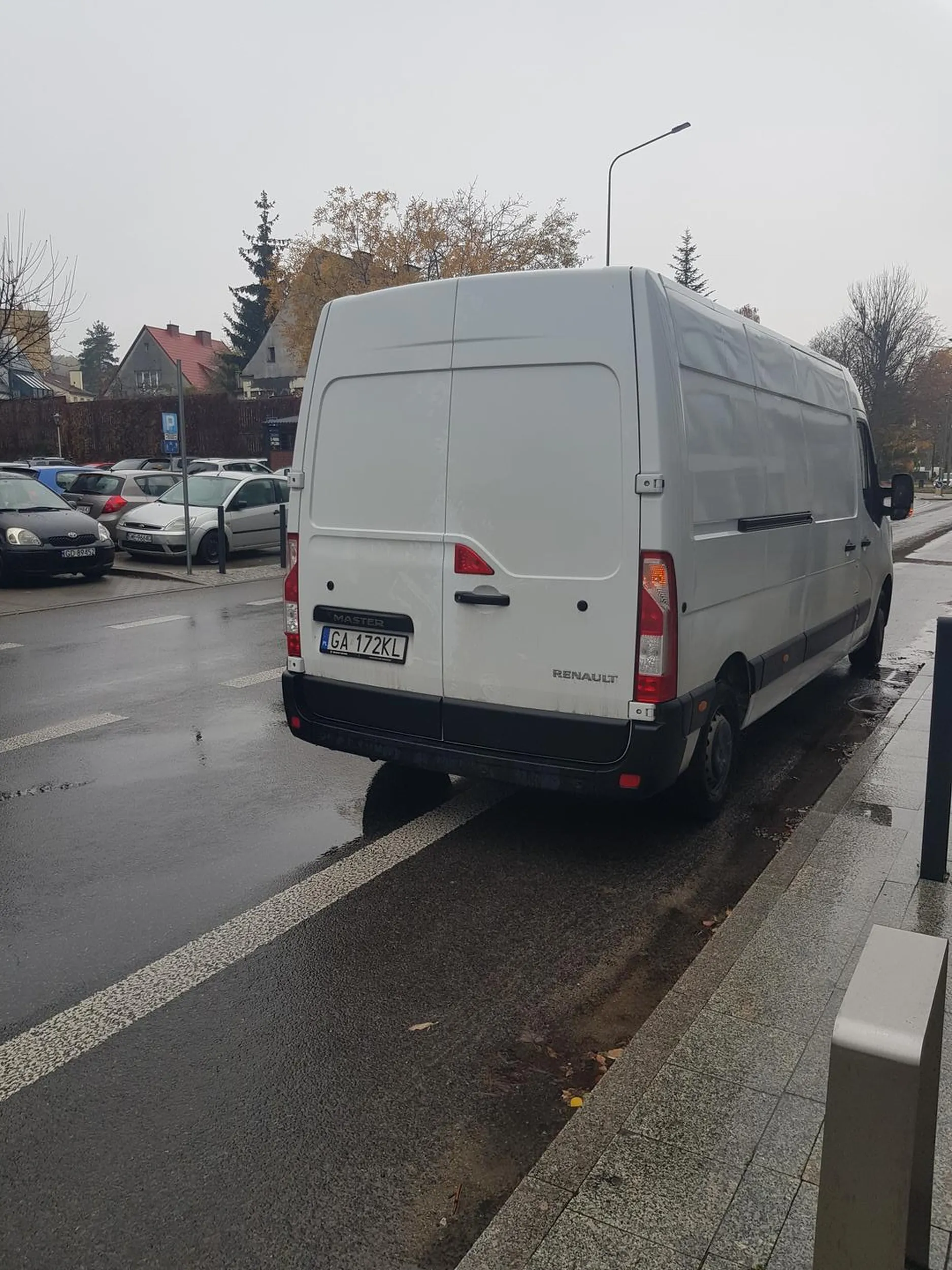 Kolejny dostawca z serii tych, którym się wydaje, że prawa ich nie dotyczą. Nie dość, że zatrzymanie na pasie rowerowym, to jeszcze tuż za znakiem zakazu zatrzymywania.