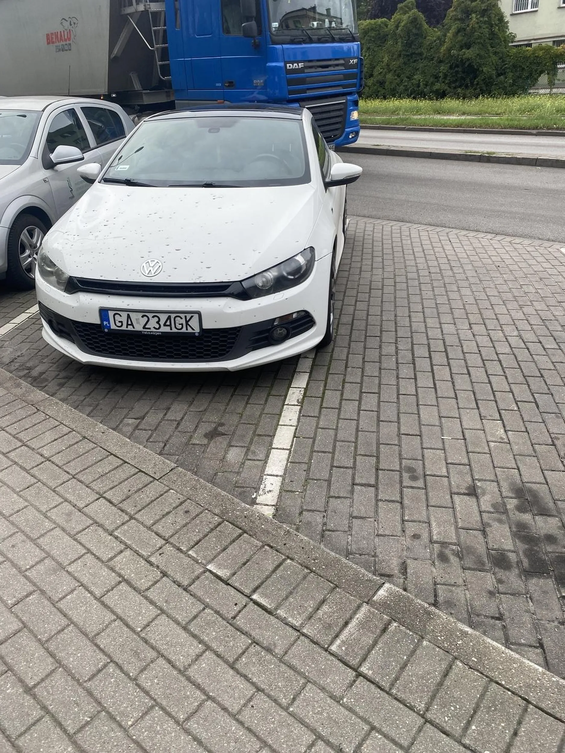 Kierowca nie potrafi parkować w liniach