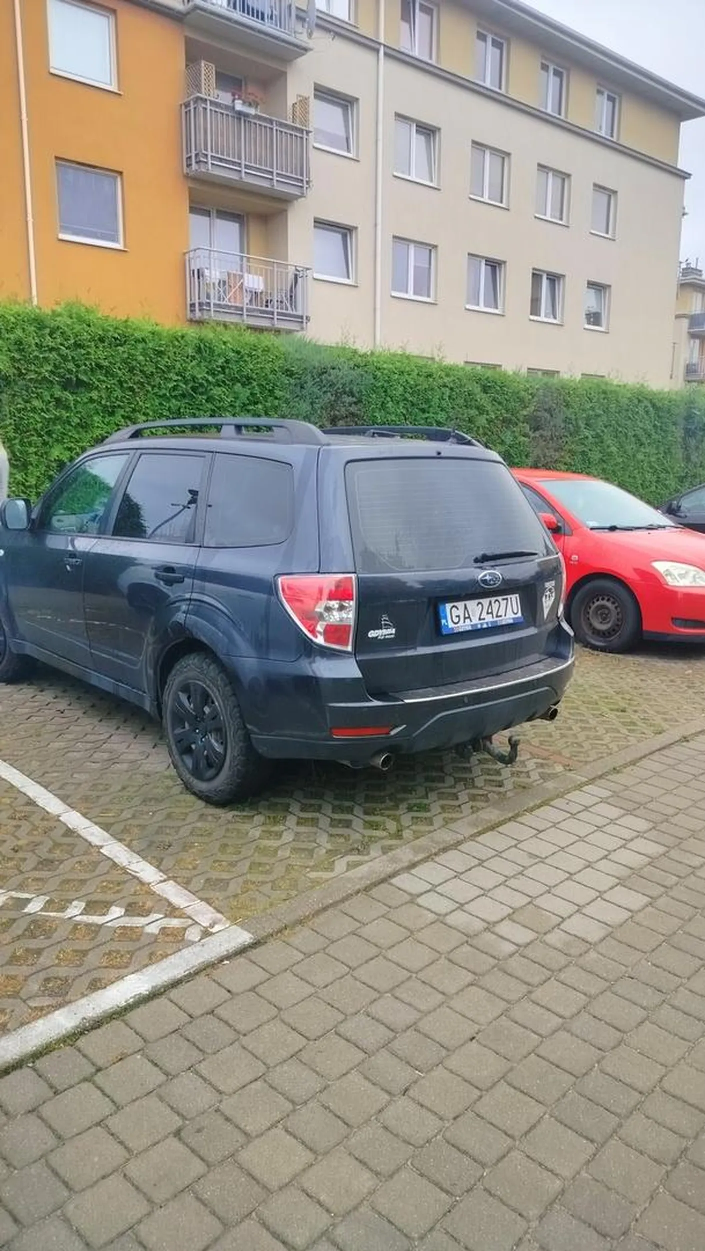 Pozdrawiam Pana który jeździ po osiedlu pijany ? po 8 rano zabrała go policja po spowodowaniu kolizji z 2.1promila po czym wypuścili i po 13 ponownie wsiadł za kółko i skasował kolejne auto tym razem policja ponownie go zabrała z ponad 3 promilami,oby tym razem nie wyszedł z komisariatu bo może dojść do tragedii .