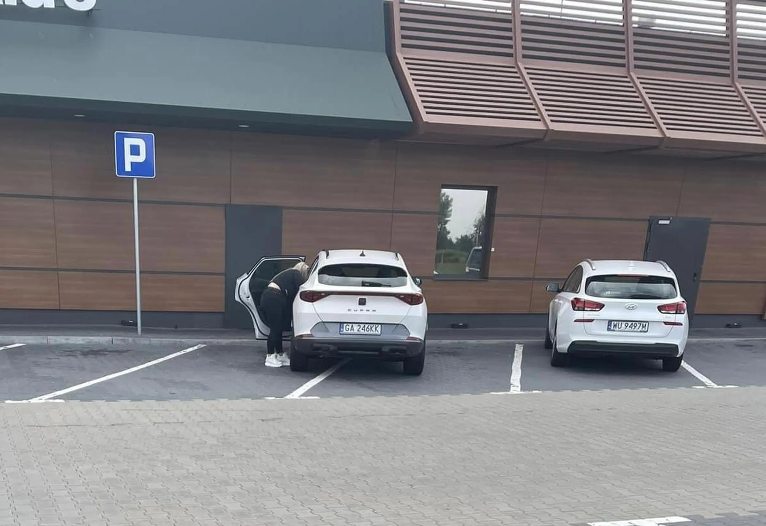 Mistrzyni parkowania … (jak parkowała , parking był pusty)