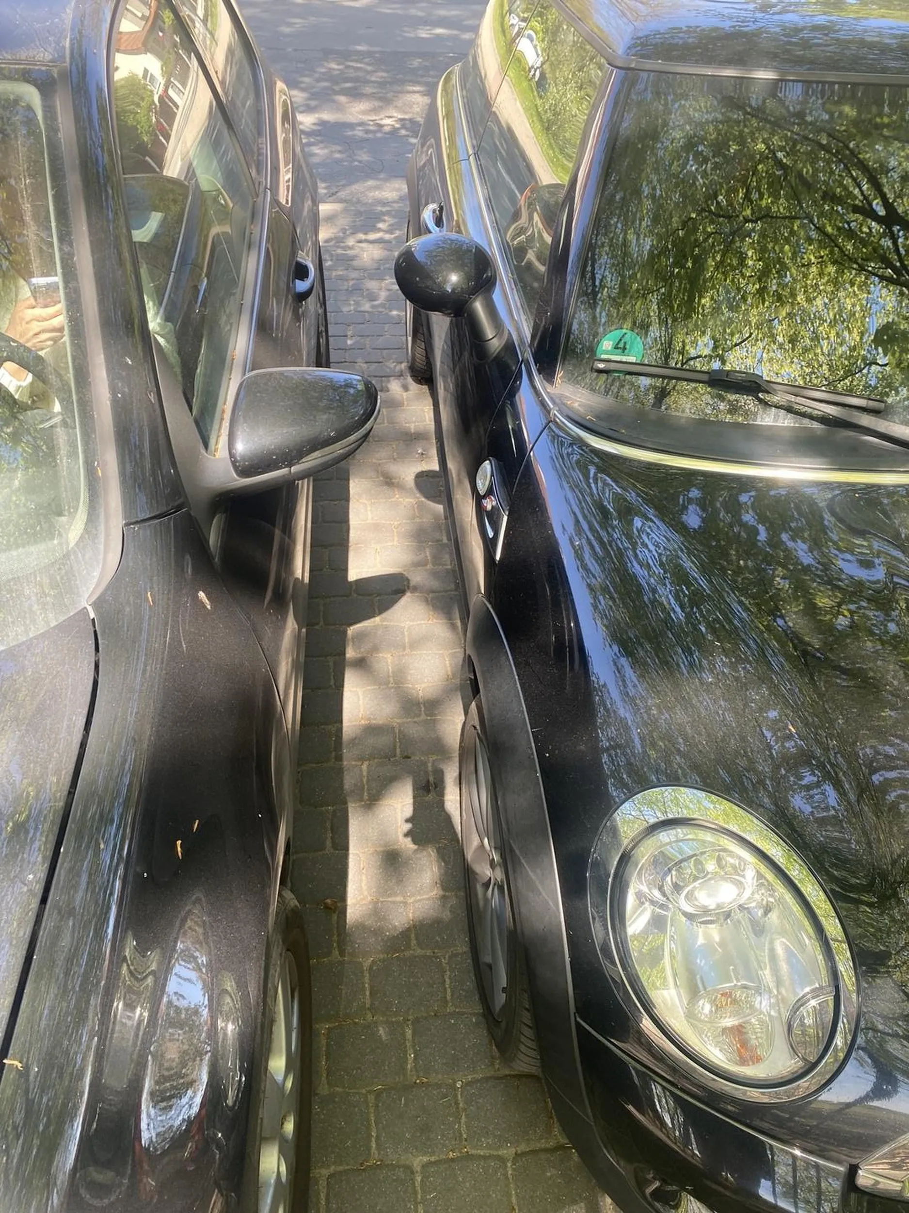 Ludzie nie potrafią parkować. Auto zaparkowane centrymetr od lusterka, nie wspomnę o tym, że nawet nie na miejscu parkingowym.