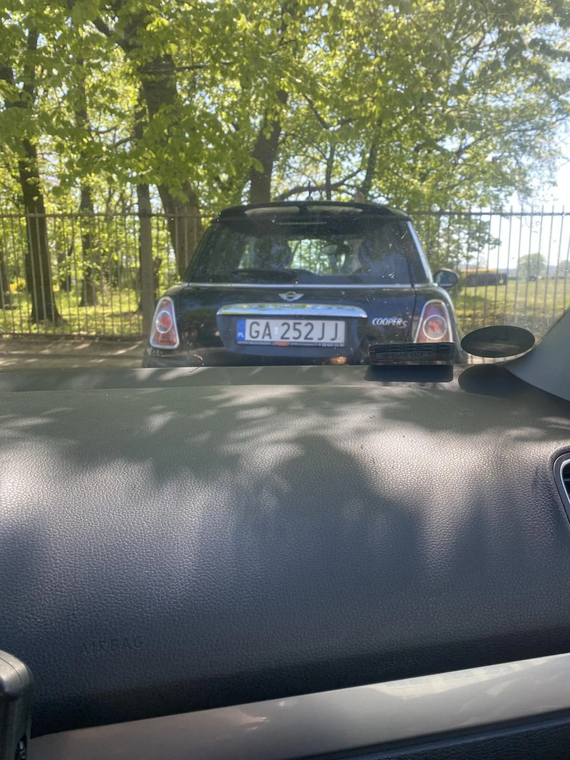 Ludzie nie potrafią parkować. Auto zaparkowane centrymetr od lusterka, nie wspomnę o tym, że nawet nie na miejscu parkingowym.