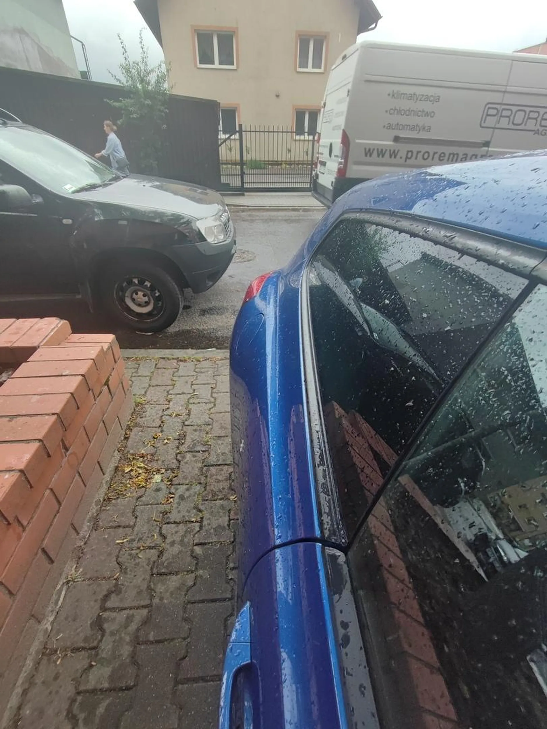 Pajac zastawia wyjazd z miejsca na parkingu sam stojac w miejscu niewyznaczonym