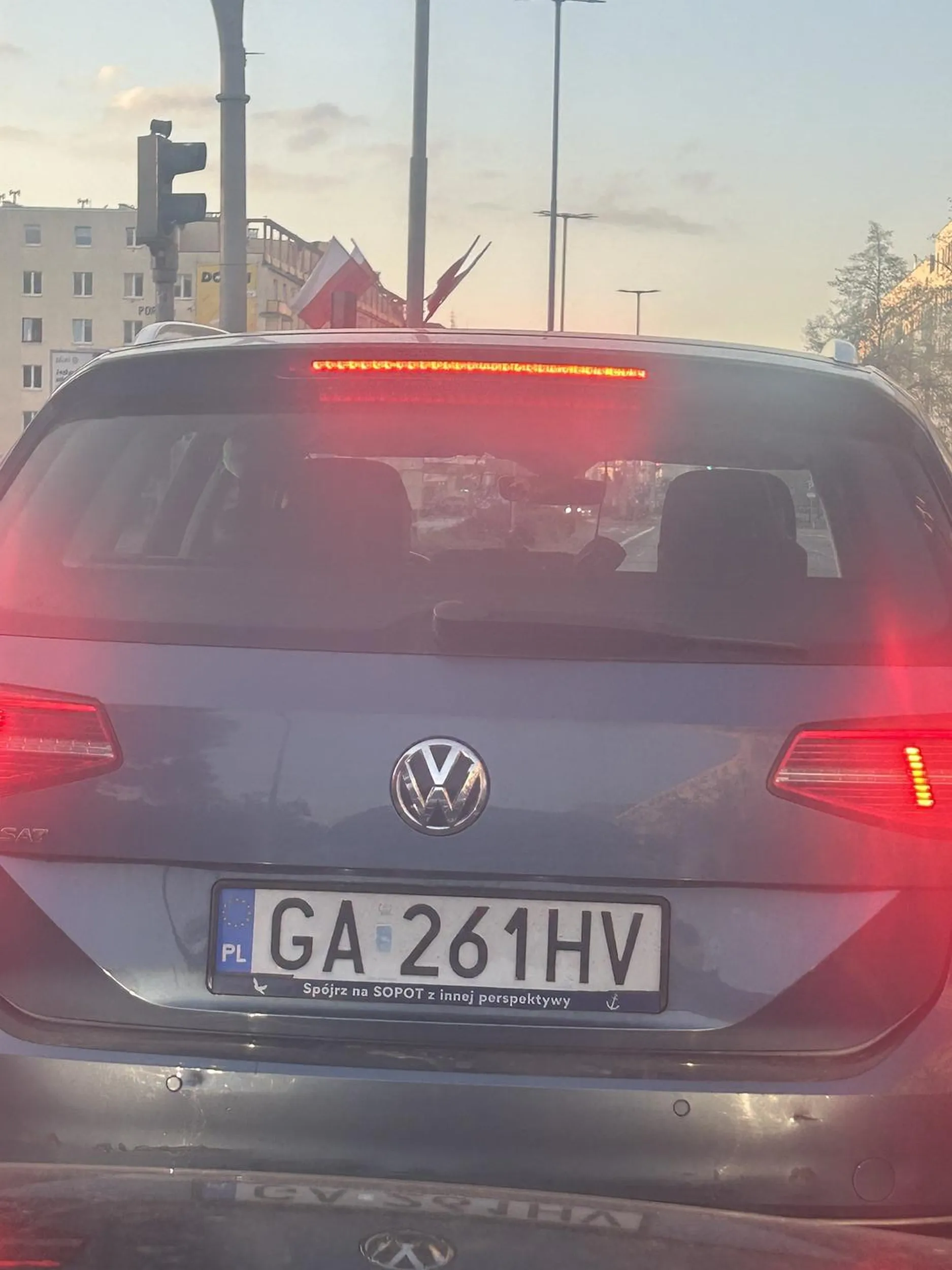 Chłop firmowym samochodem próbuje wyłudzić odszkodowanie , lekko potłuczony tył , hamuje przy dużych prędkościach , myśli ze złapie jeleni na wyłudzenie OC