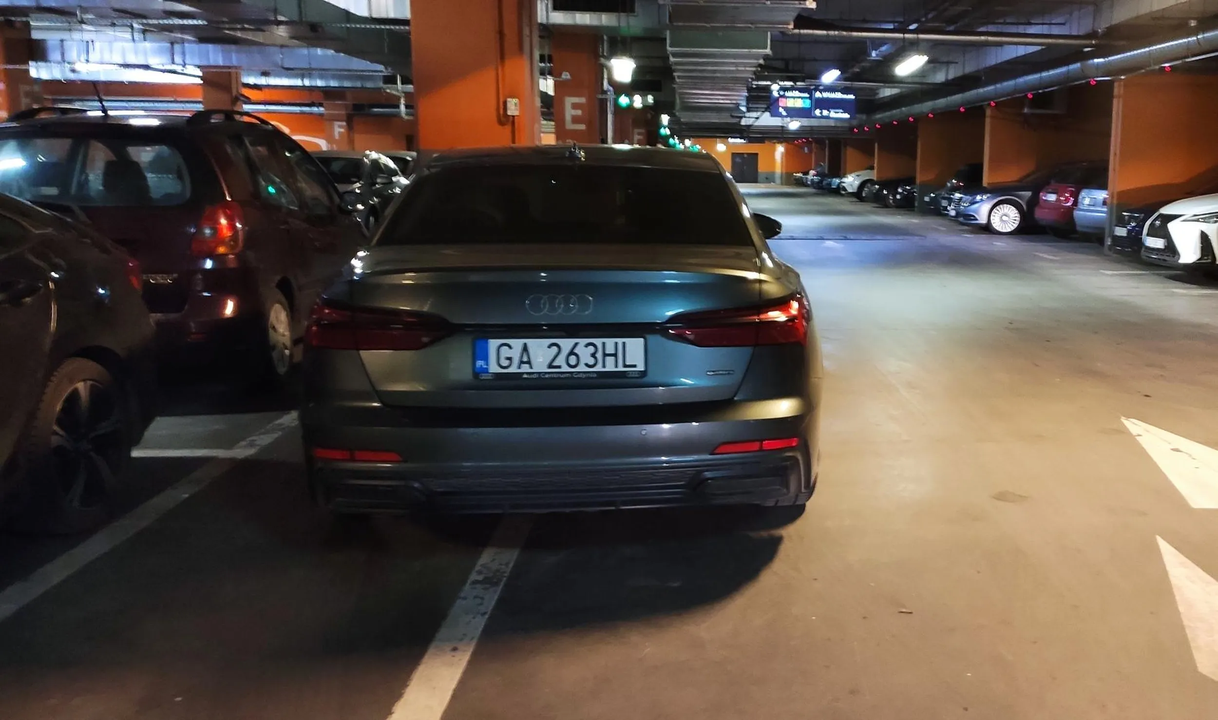 Łosiu że Sraudicy blokujesz pas jazdy i utrudniasz wyjazd. Kiedyś ktoś ci opony poprzebija