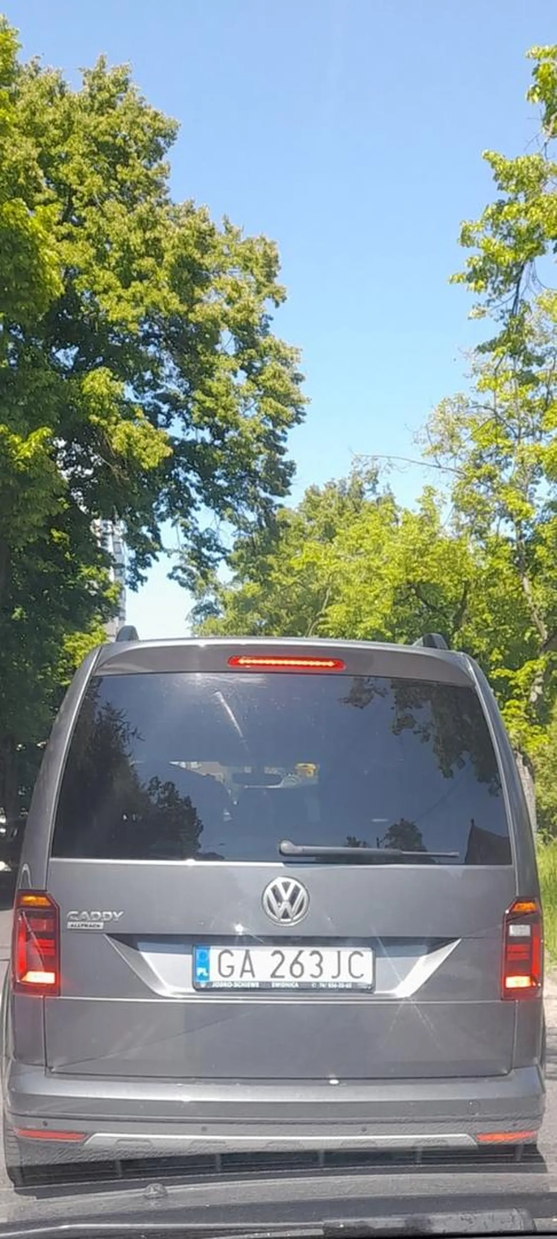 Uwaga na tego skurwiela wymusza na obwodnicy zmusza inne auta do gwałtownego hamowania zmienia pasy bez kierunków wpycha się na chama do tego śmignoł przez przejście dla pieszych   gdzie dziecko chciało przejść wogle nie zwolnił i nie zahamowal