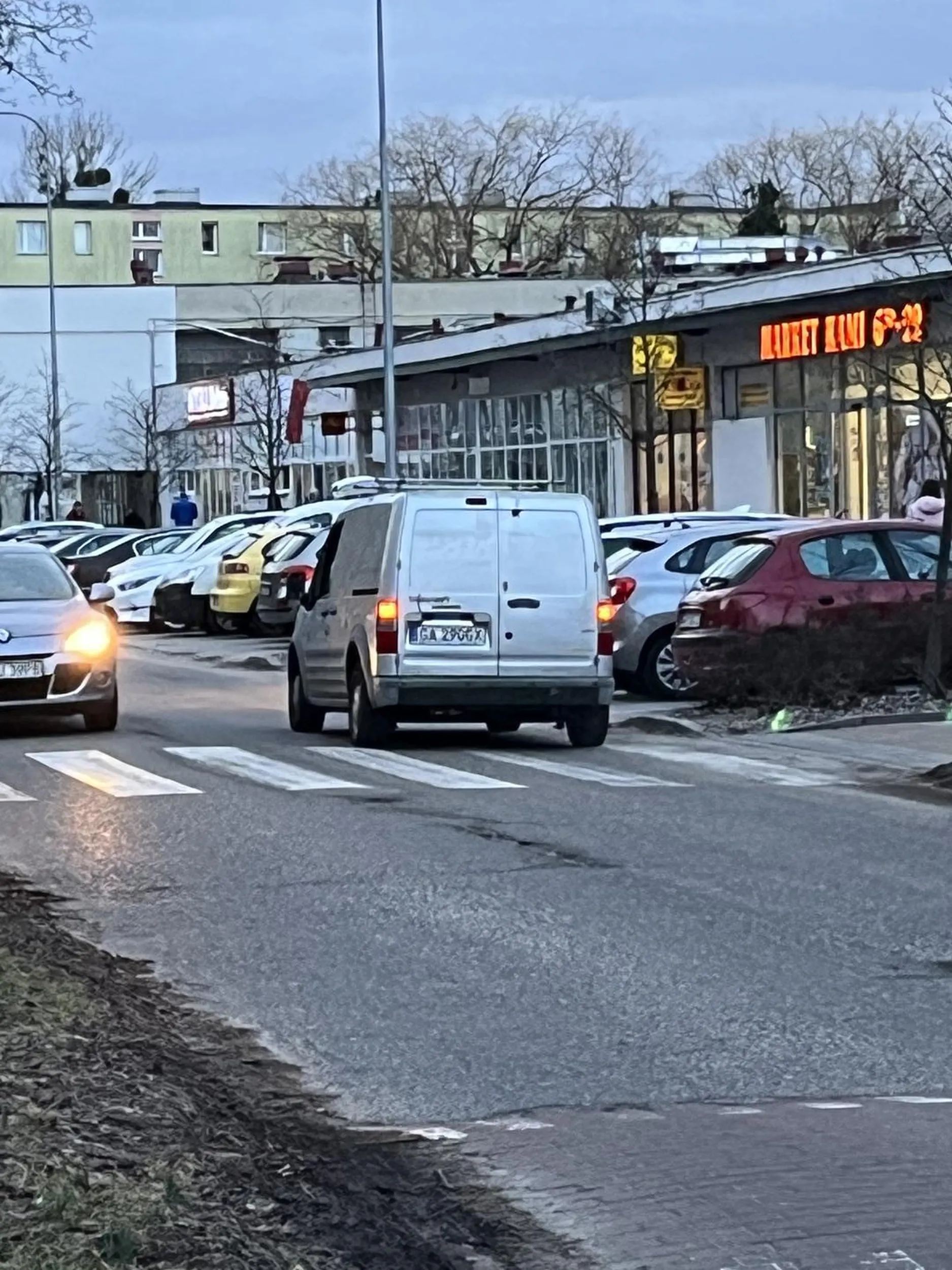 Dzisiaj (21.03) gościu przywalił w moje lusterko, a następnie uciekł z miejsca zdarzenia. Zwykła pała.