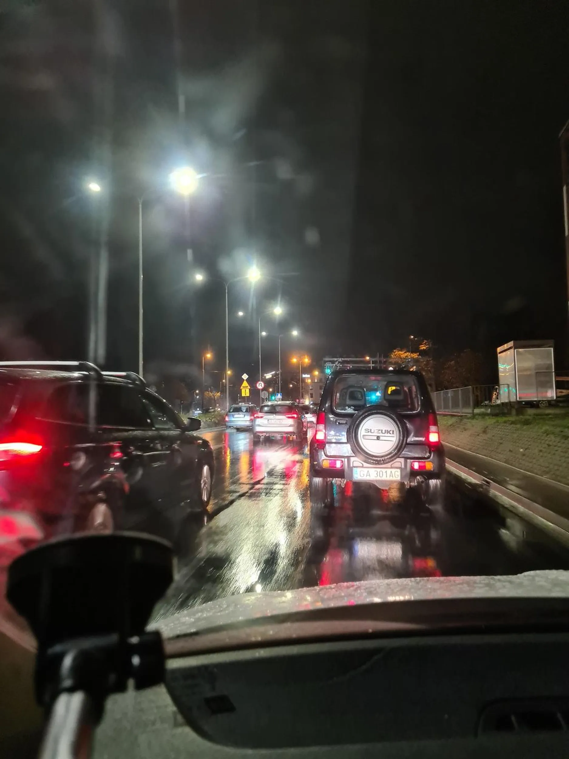 Kierowca jeździ buspasem bezprawnie