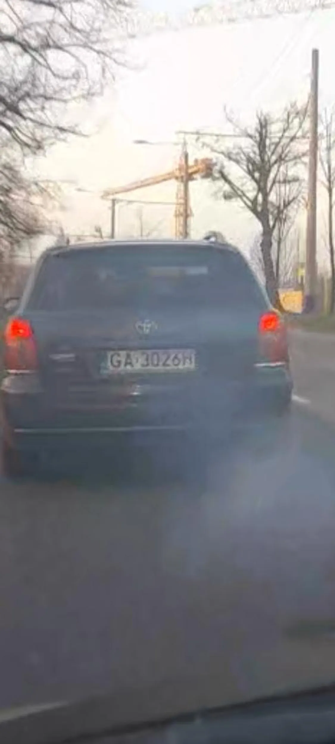 Takich śmietników kapcacych nie powinno być na drodze