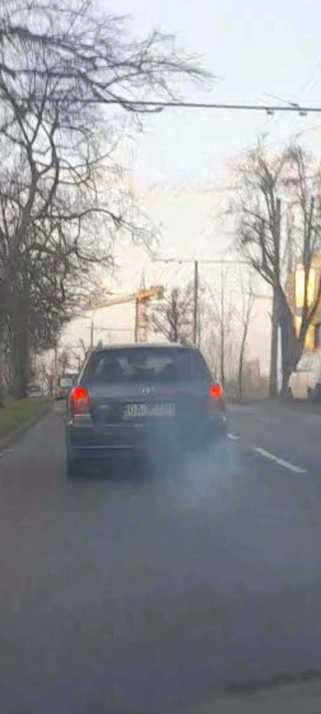 Takich śmietników kapcacych nie powinno być na drodze