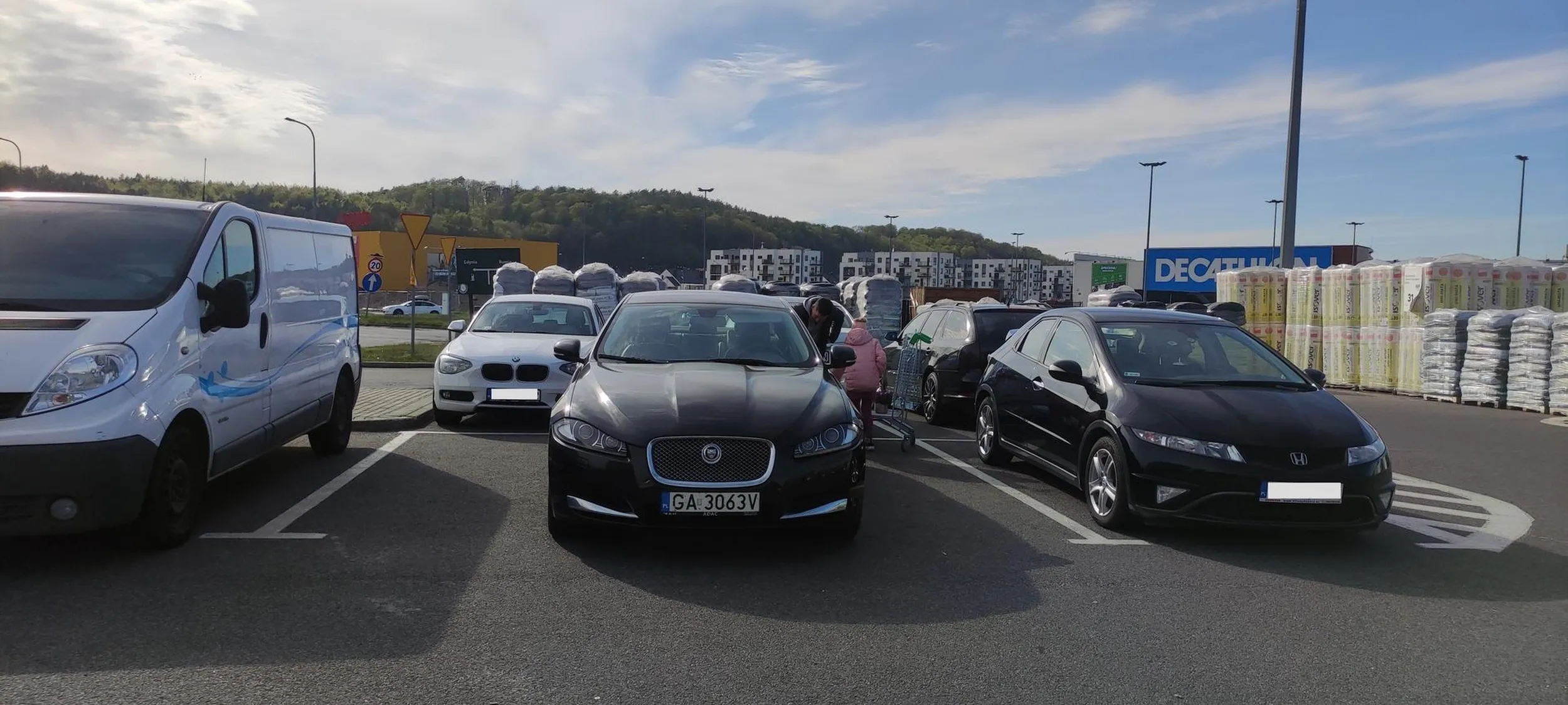 Sobotni szał zakupów. Nie ma miejsc, żeby zaparkować. Desperaci parkują na trawnikach, ale zawsze, ale to zawsze znajdzie się menda, która sobie zaparkuje na dwóch miejscach.