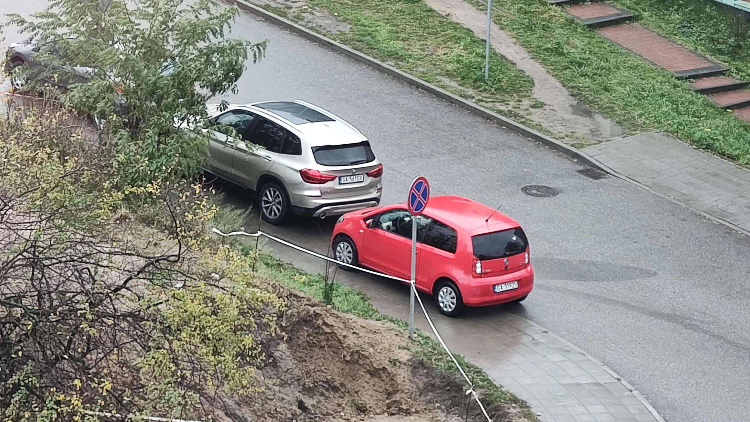 Informuję że ten słupek z tym dziwnym kółkiem to znak zakazu zatrzymywania.