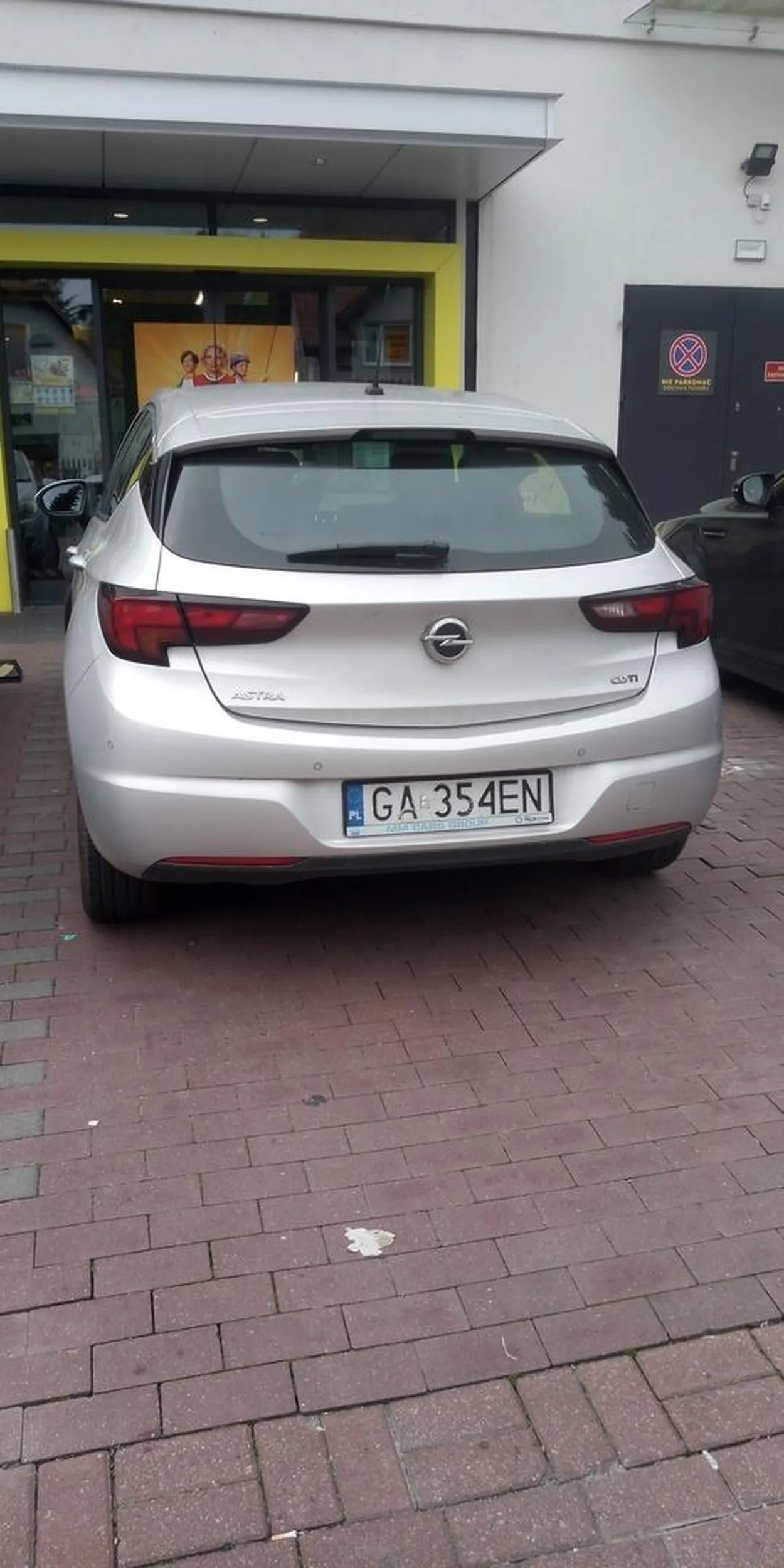 W dniu dzisiejszym 4 września miałem okazję zobaczyć i poznać chamstwo w pełnej okrasie.Tak tępej baby podczas parkowania,braku znajomości przepisów i kultury dawno nie napotkałem.Przestrzegam przed konfrontacją z tą kobietą, zasób wiedzy drogowej i kultury osobistej przeraża.