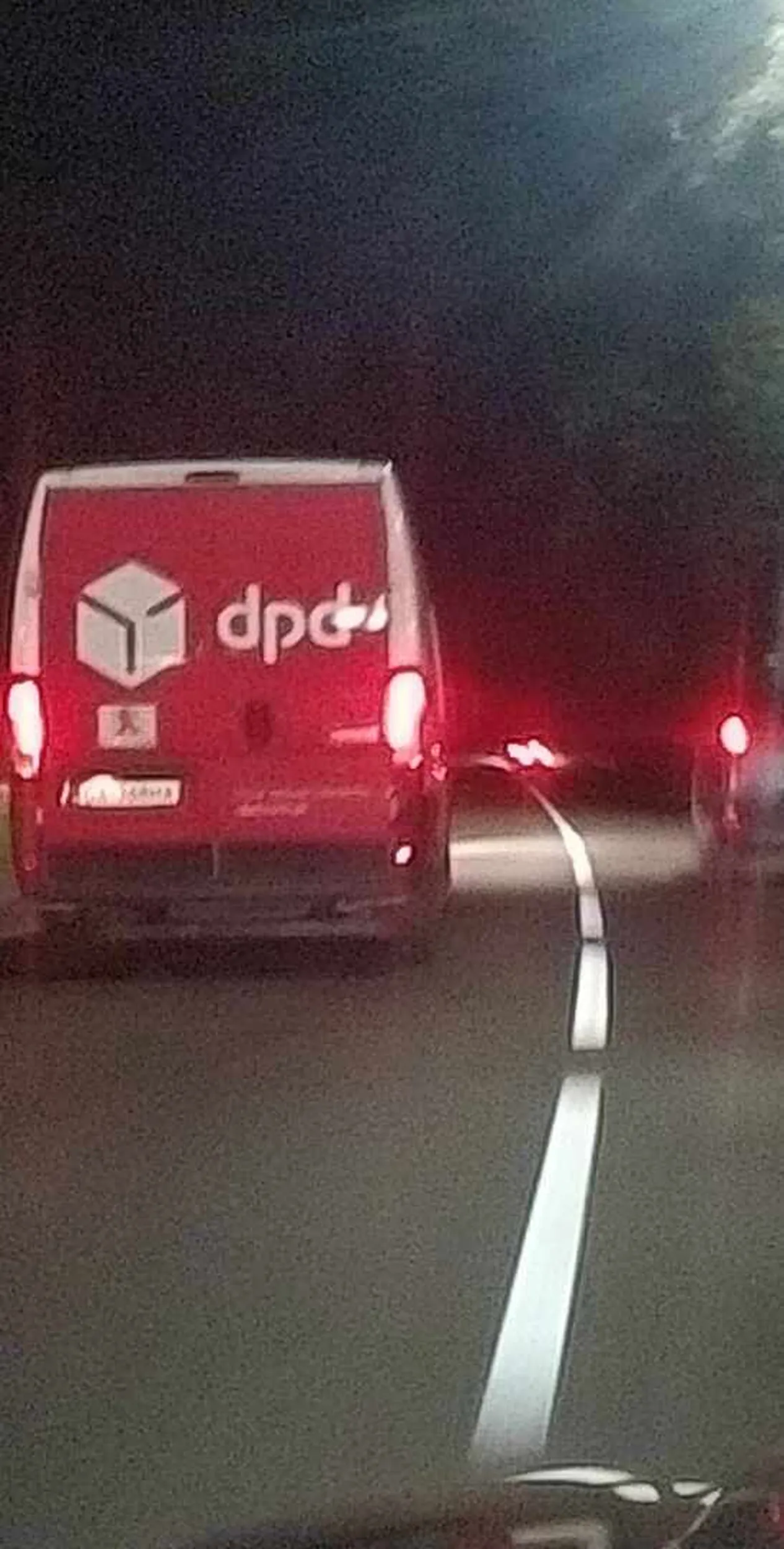 Pojeb z DPD oślepia innych uczestników ruchu drogowego, zajeżdża podczas wyprzedzania, nie trzyma odstępu oraz wyprzedza nie patrząc głównie na przepisy nie ważne czy pod górę czy podwójna ciągła czy zakręty czy przejścia dla pieszych. Mam nadzieję że wkońcu wezmą mu prawo jazdy niż jak nie dość że siebie zabije to i jeszcze kogoś