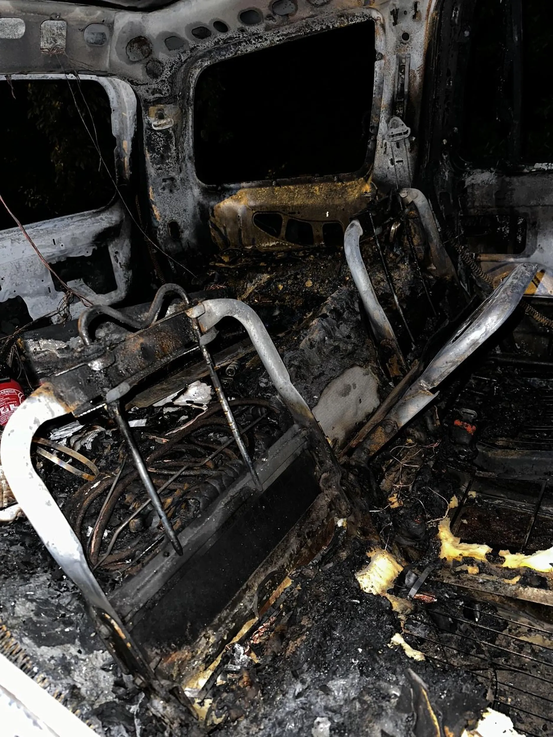 Masakra cały samochód spalony naprawdę współczuję , najszczersze wyrazy współczucia