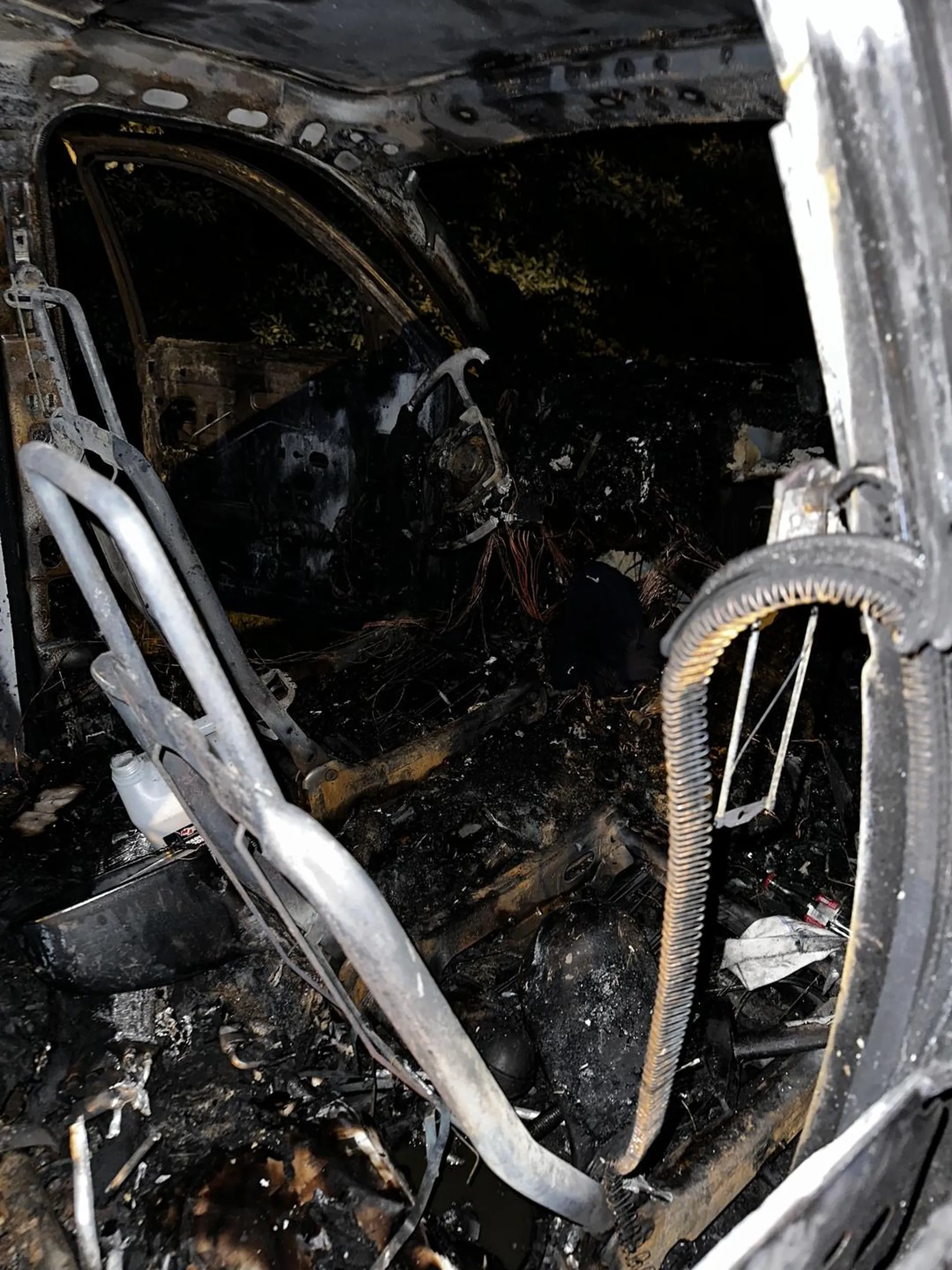 Masakra cały samochód spalony naprawdę współczuję , najszczersze wyrazy współczucia