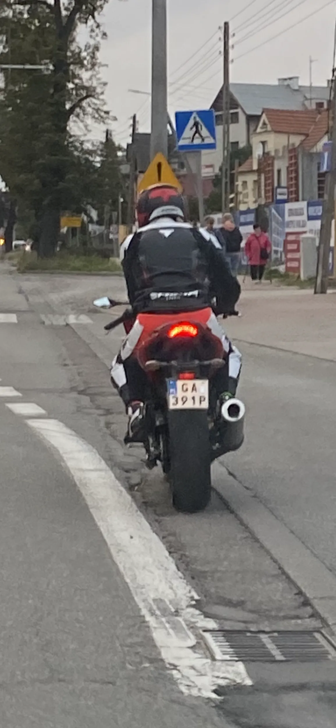 Cham się pcha i utrudnia jazdę innym, złośliwy