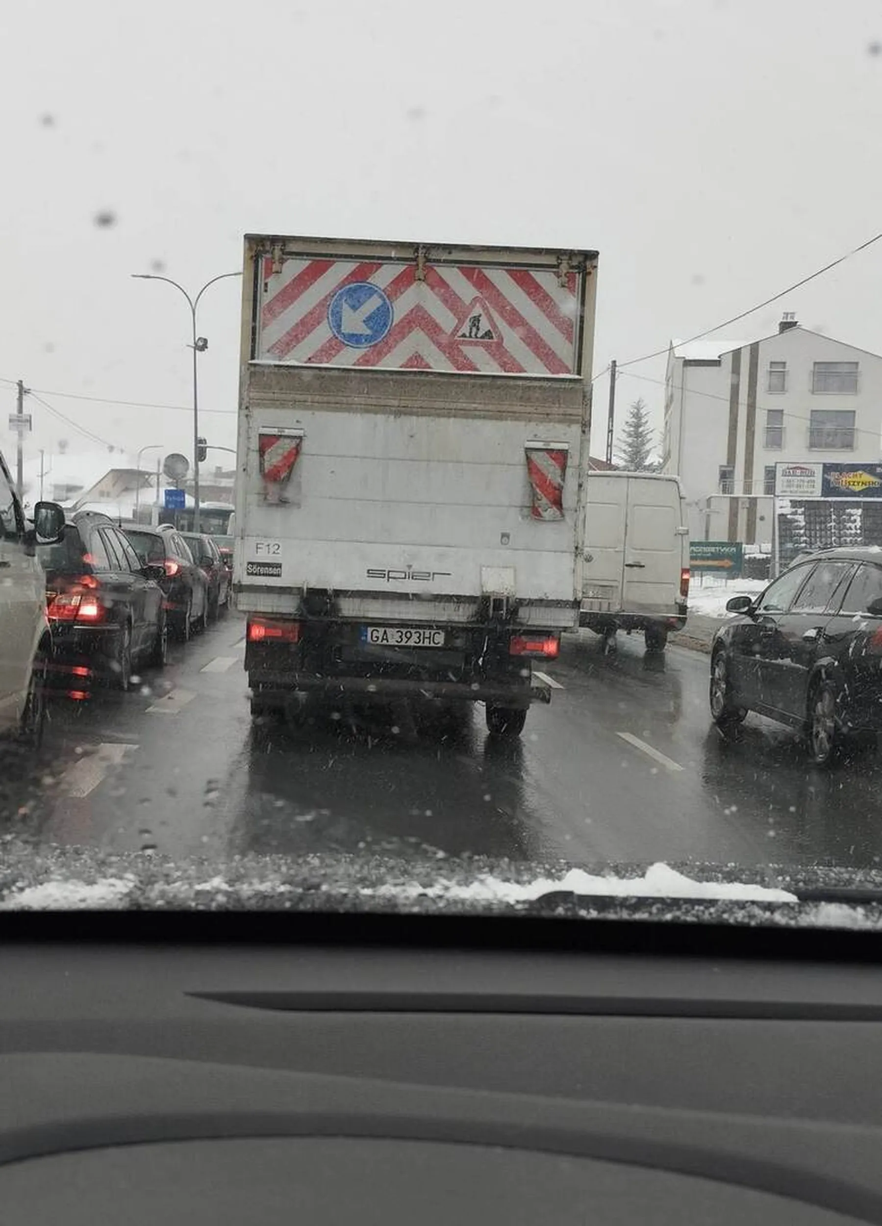 Król szosy, który strzepując sobie popiół z papieroska przez szybę wpieprza się pod maskę na pas bez kierunkowskazu.