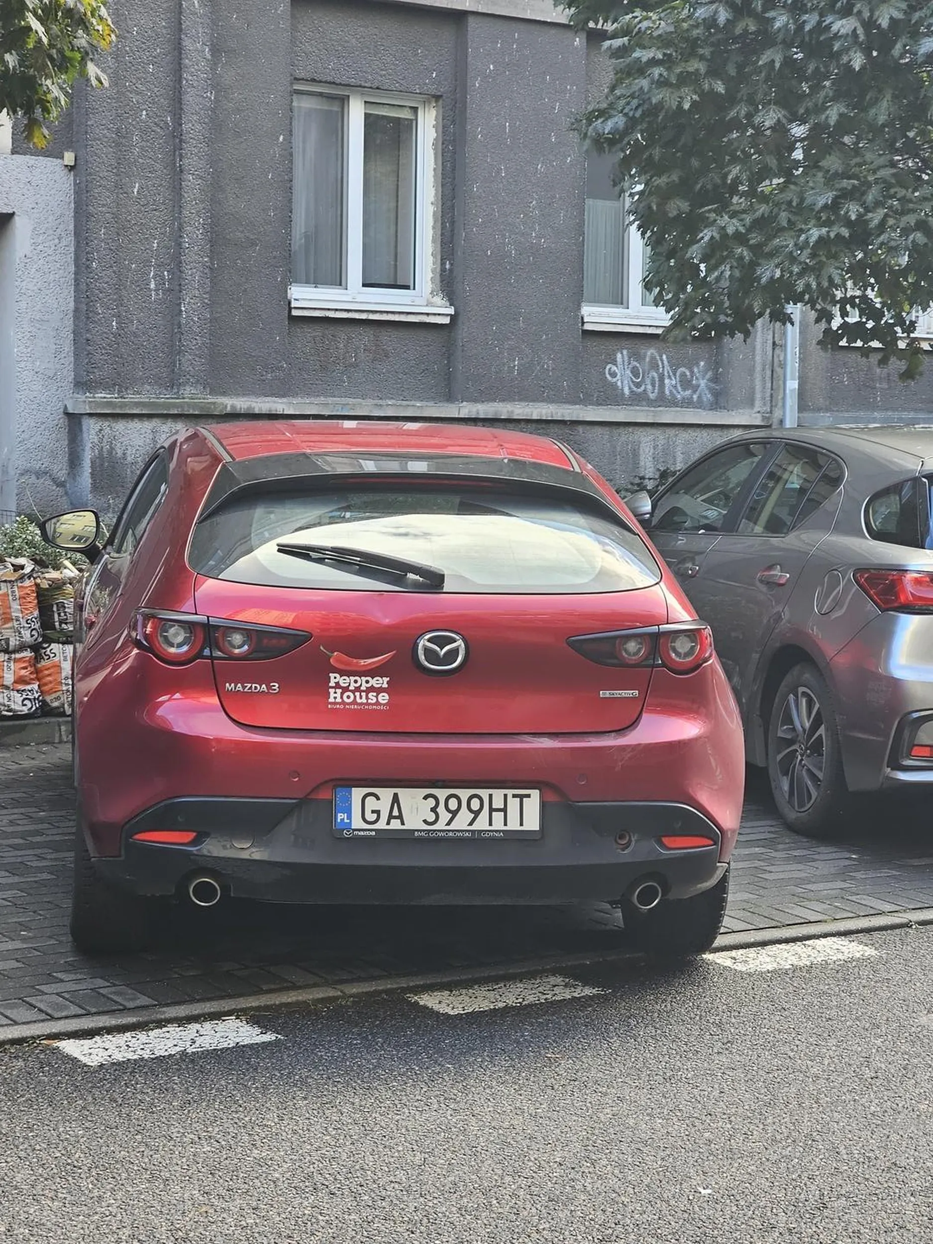 Pani z mazdy chyba wygrała prawo jazdy w chipsach, jedzie bez świateł i cofa na środku drogi przy czym prawie mnie rozjechała, nawet nie przeprosiła