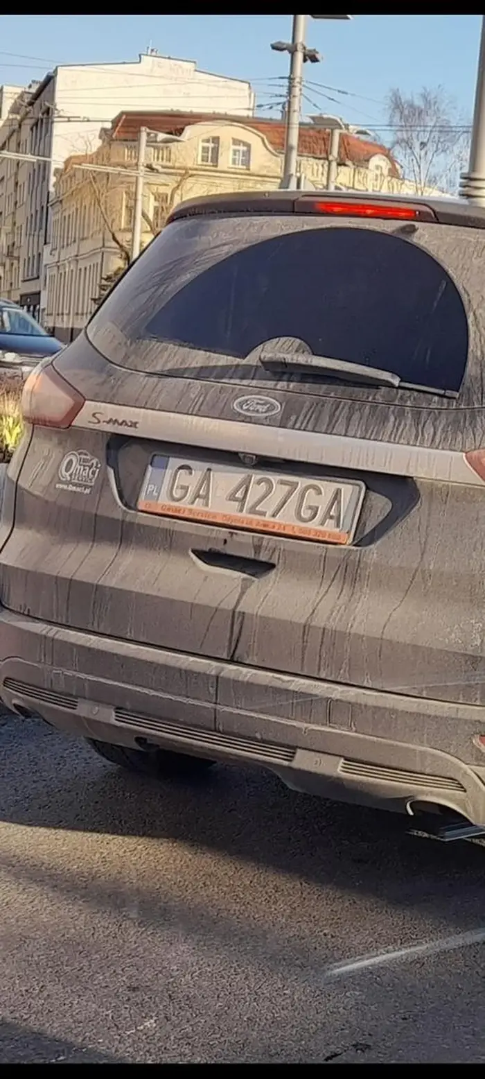 Uwaga frustrat na drodze trąbi jak nie normalny wszyscy muszą mu z drugi zjeżdżać bo pan jedzie radzę udać się do lekarza jak najszybciej a środkowy palec proszę sobie wsadzić .