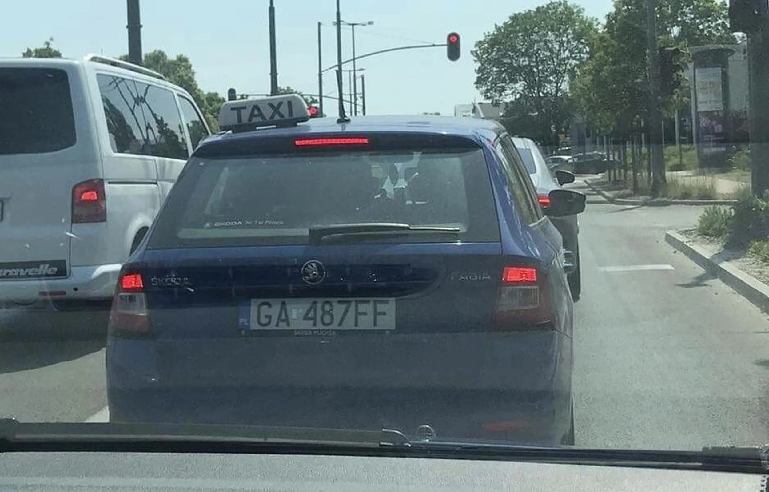 Tępy złotówiarz wpycha się na prawy pas,po tym jak został obtrąbiony jak prawie wbił mi się w bok „mści się” zajeżdżając mi drogę i trąbiąc będąc za mną. Kierowca który powinien walnąć się w łeb kluczem do kół.