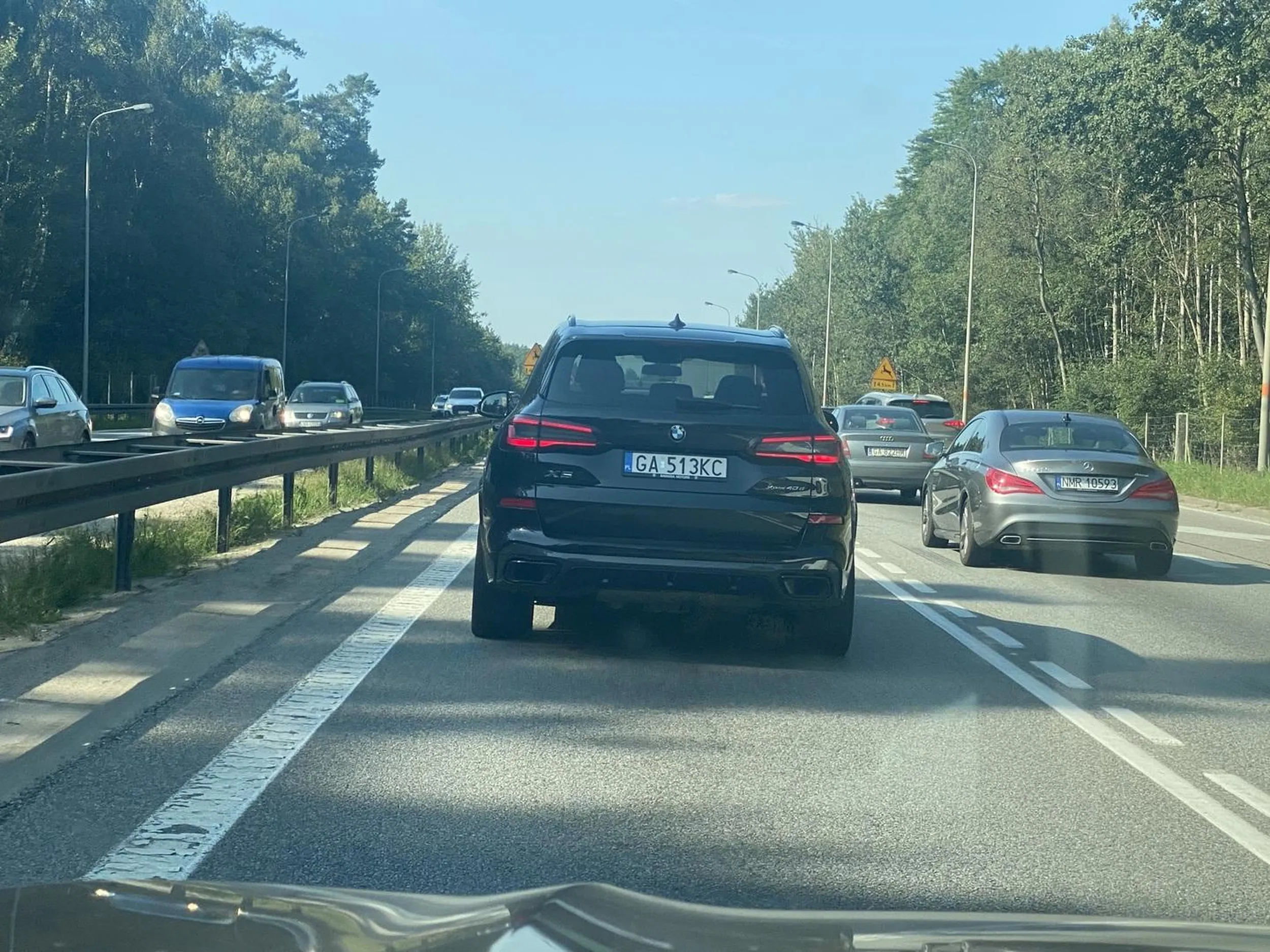 Zmieniając pas z prawego na lewy perfidnie spycha lub dąży do kolizji Nieładnie