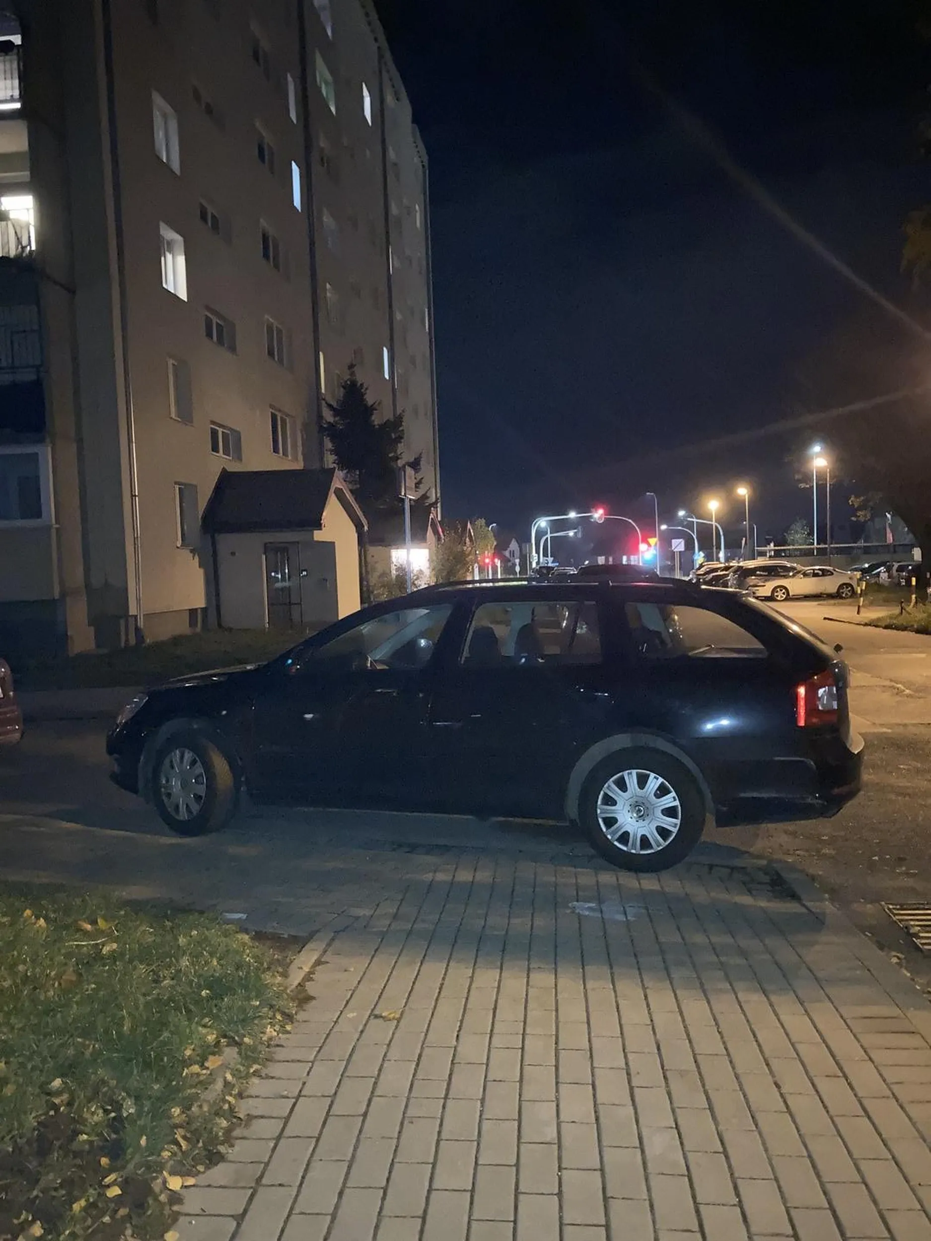 Ewidentnie pan nie polmyslał stawiając tak ciągle auto Nie pozdrawiam