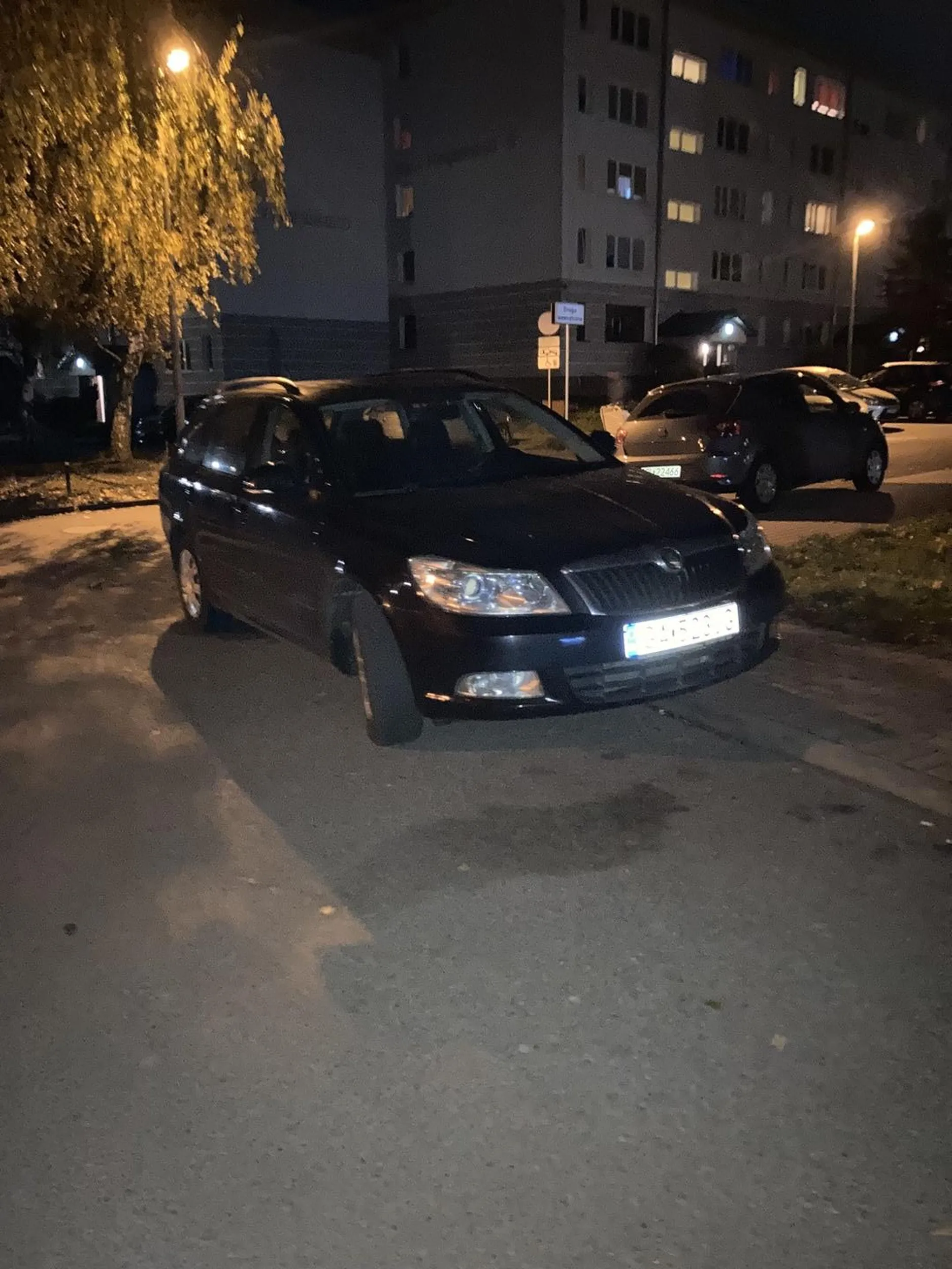 Ewidentnie pan nie polmyslał stawiając tak ciągle auto Nie pozdrawiam