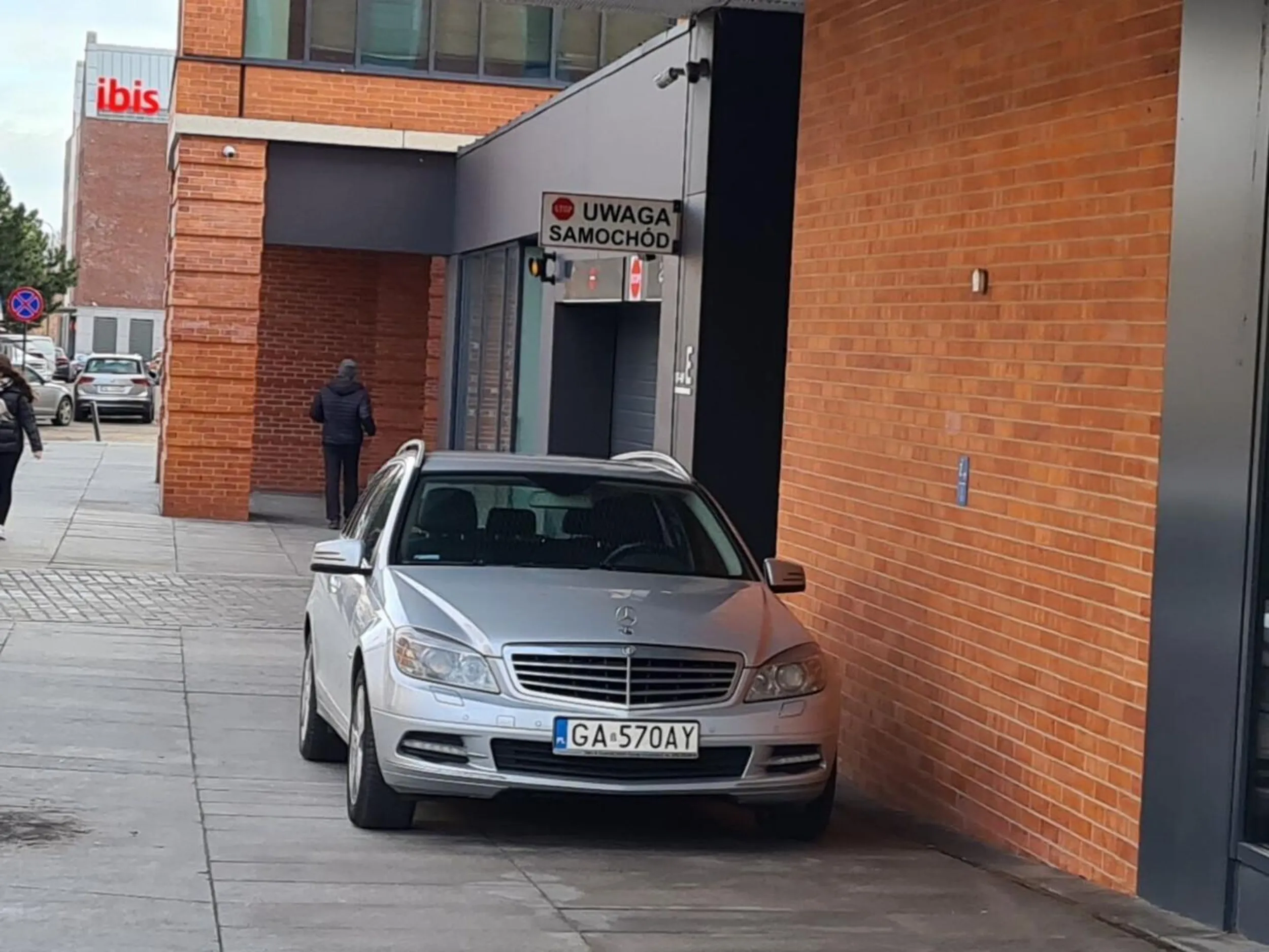 gratulacje za wybór miejsca parkingowego! Gdańsk ul Heweliusza CHODNIK https://www.trojmiasto.pl/raport/Gdyby-byly-szersze-drzwi-to-by-wjechal-do-srodka-rt292219.html