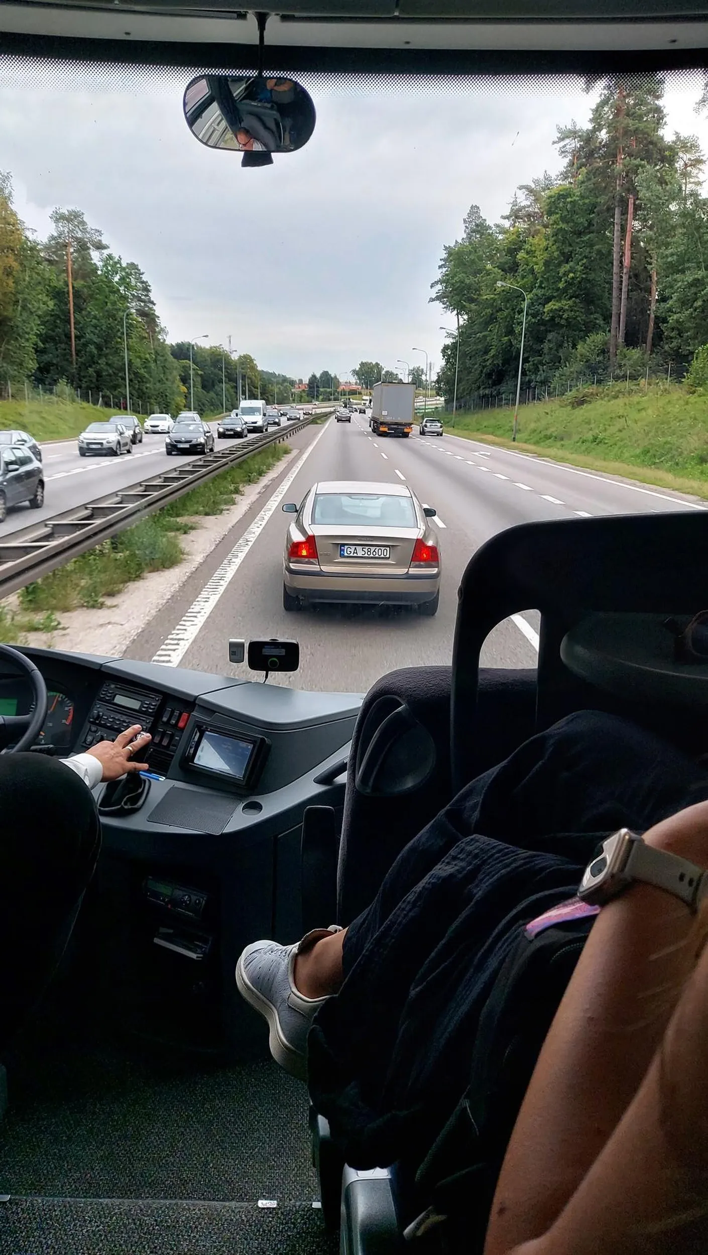 Blokuje lewy pas autokarowi pelnemu ludzi i gwaltownie hamuje.