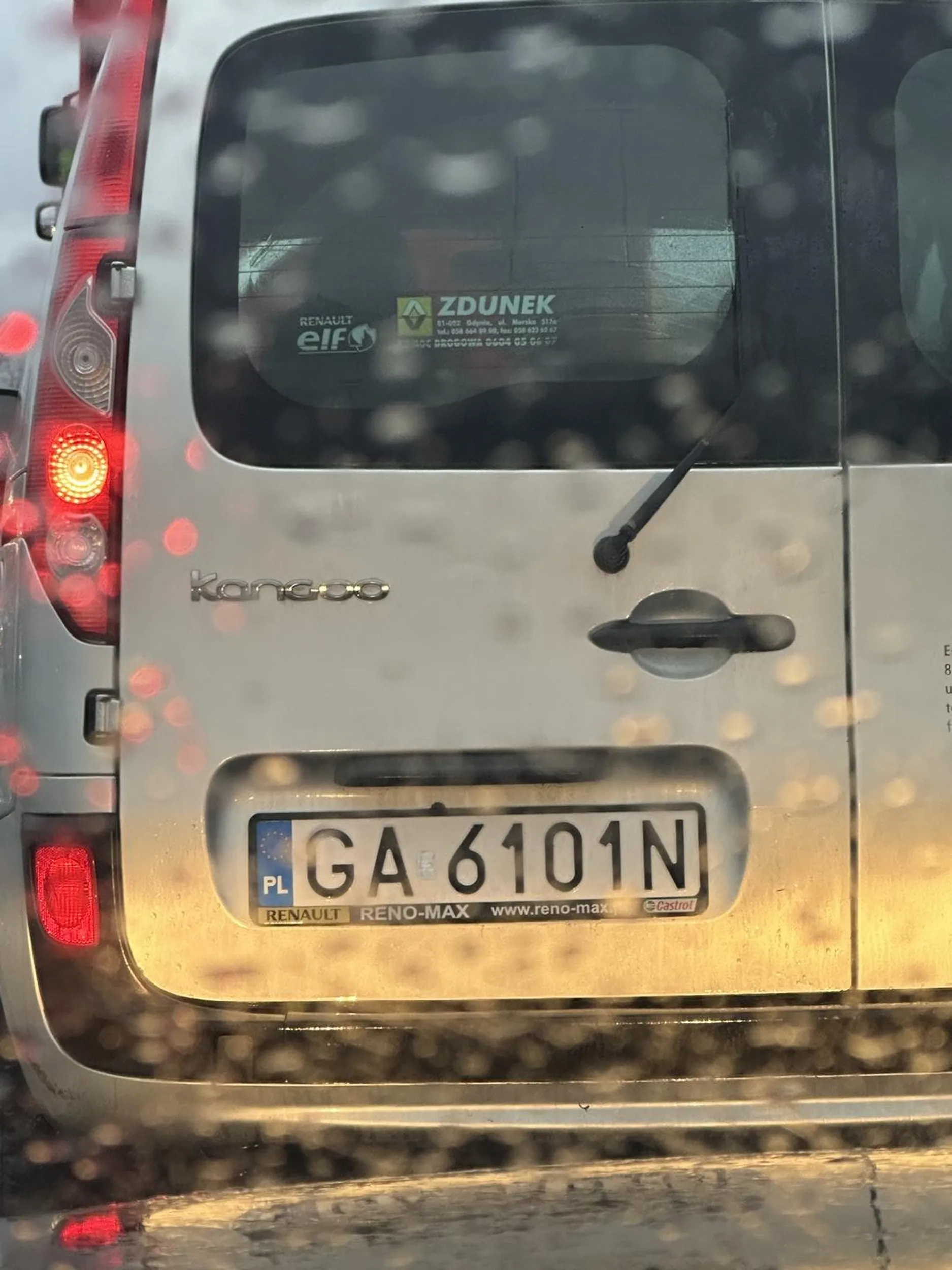 Ham który się wpycha a jak nie chce się go wpuścić to wyprzedza lewoskrętami I pasami wyłączonymi z ruchu a później gwałtownie hamuje.