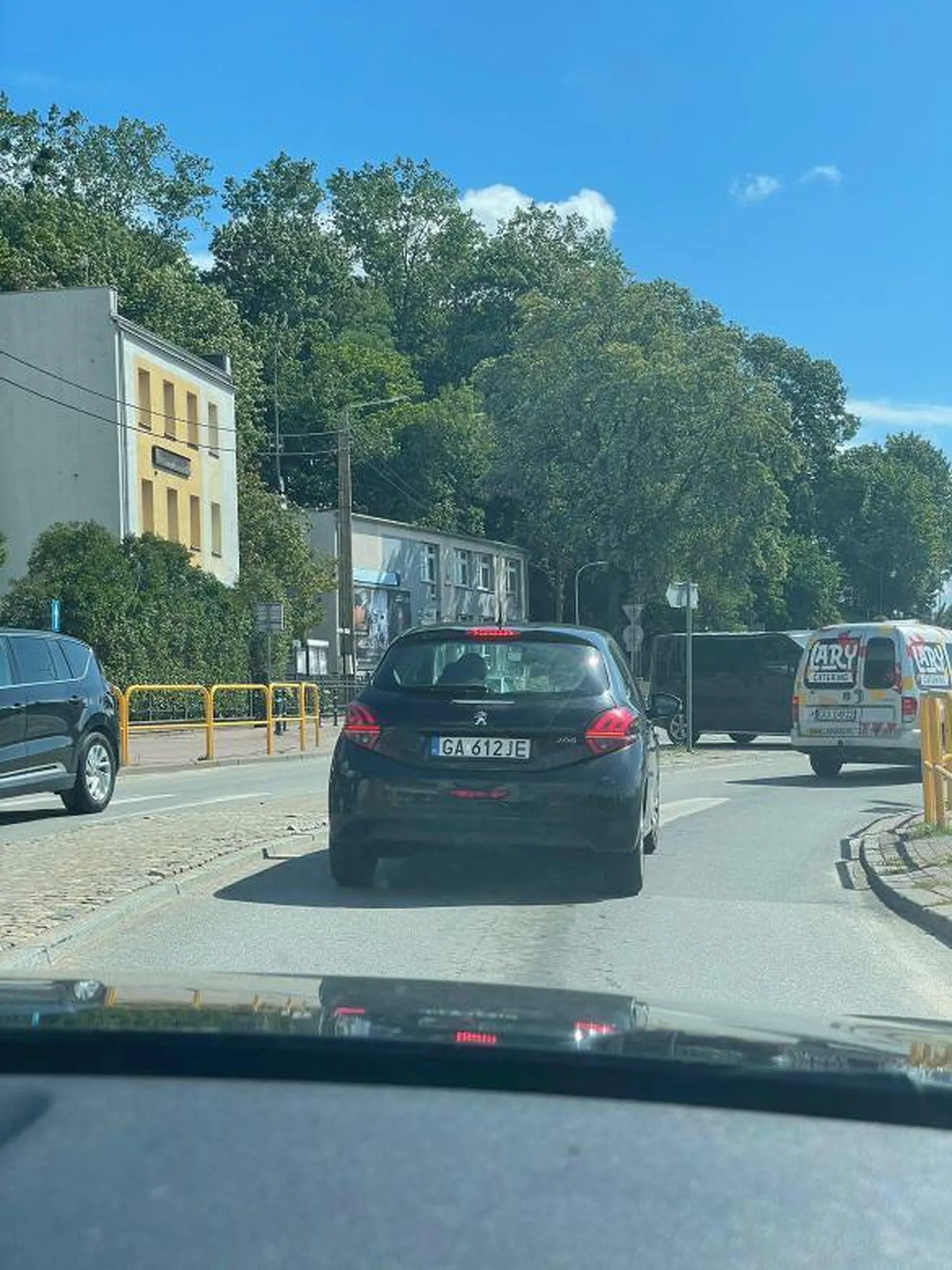 Pani bardzo agresywna, kiedy zatrąbiłem żeby podjechała bo zielone światło było już dłuższy czas pokazywała mi środkowe palce?