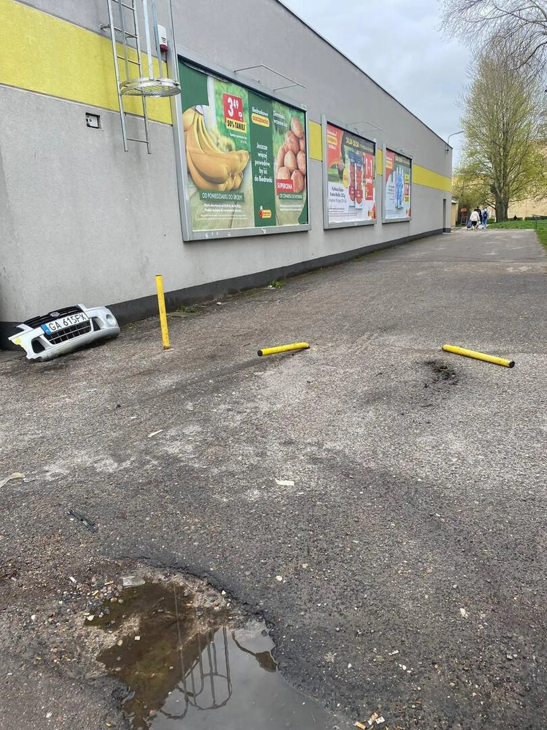 Zaszalał pod leszczyńską Biedronką