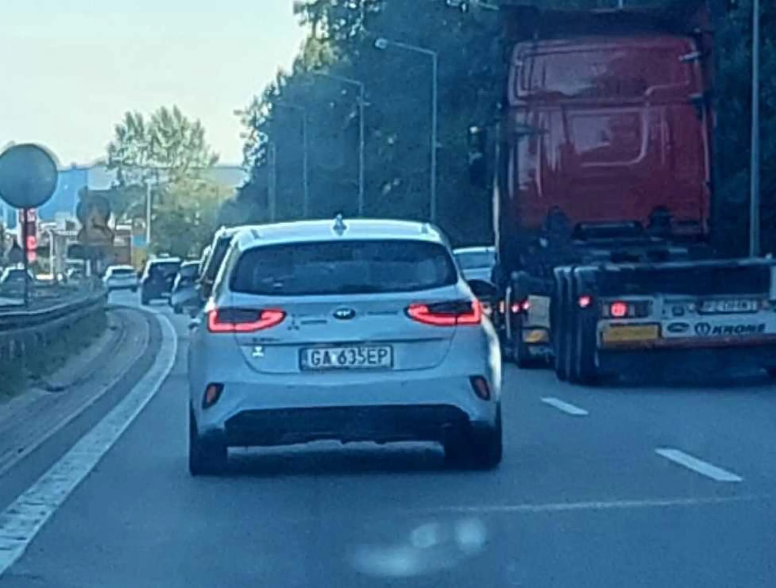 Chamsko wymusza wjeżdżając z prawego pasa nie dostosowując prędkości. (trójmiejska owodnica, 5.09.2023 18:34)