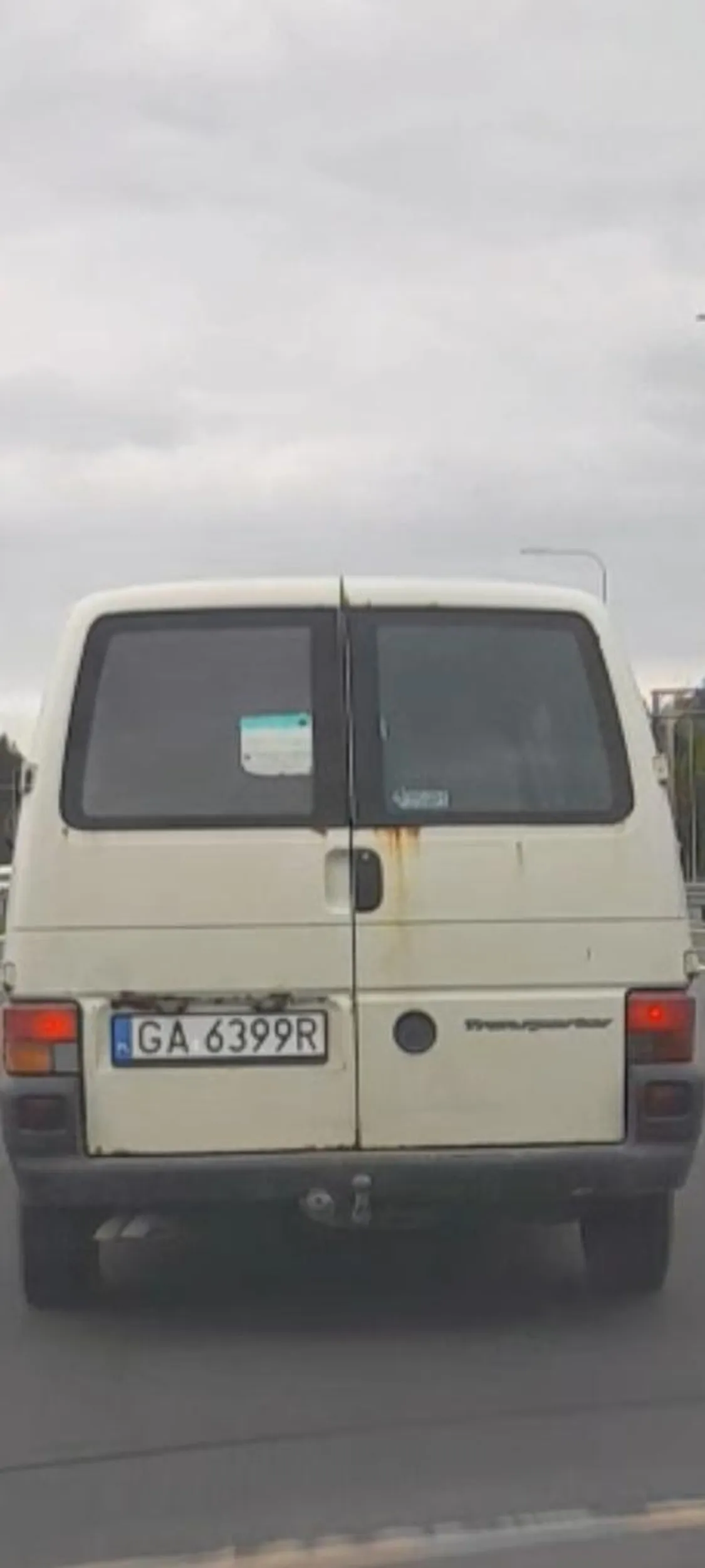 Kutas lewy pas obwodnica i telefon przy uchu