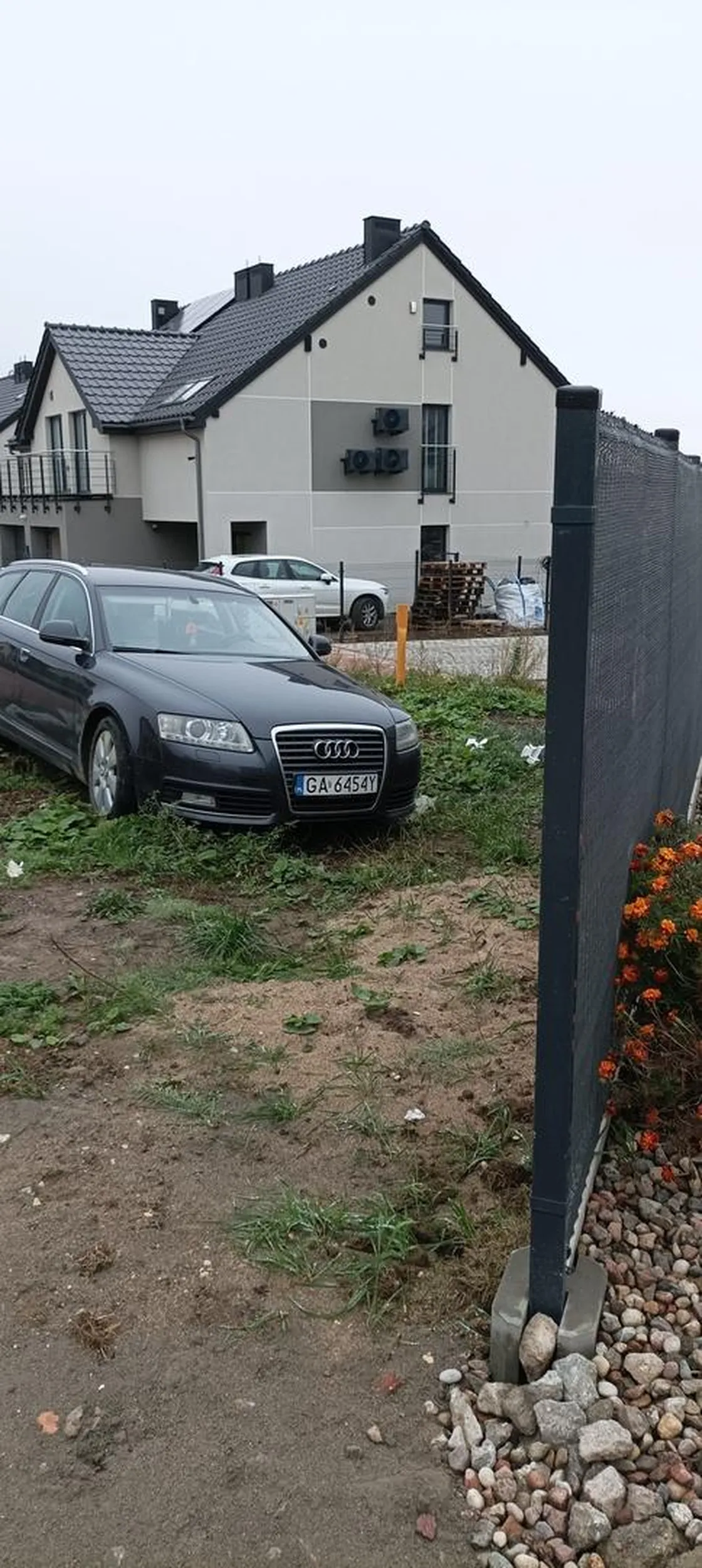 Łoś śledź zaparkował na pasie zieleni niszczy zieleń jak i krawężniki, żeby nie płot to może by udał się zaprkować na posesji za nim...