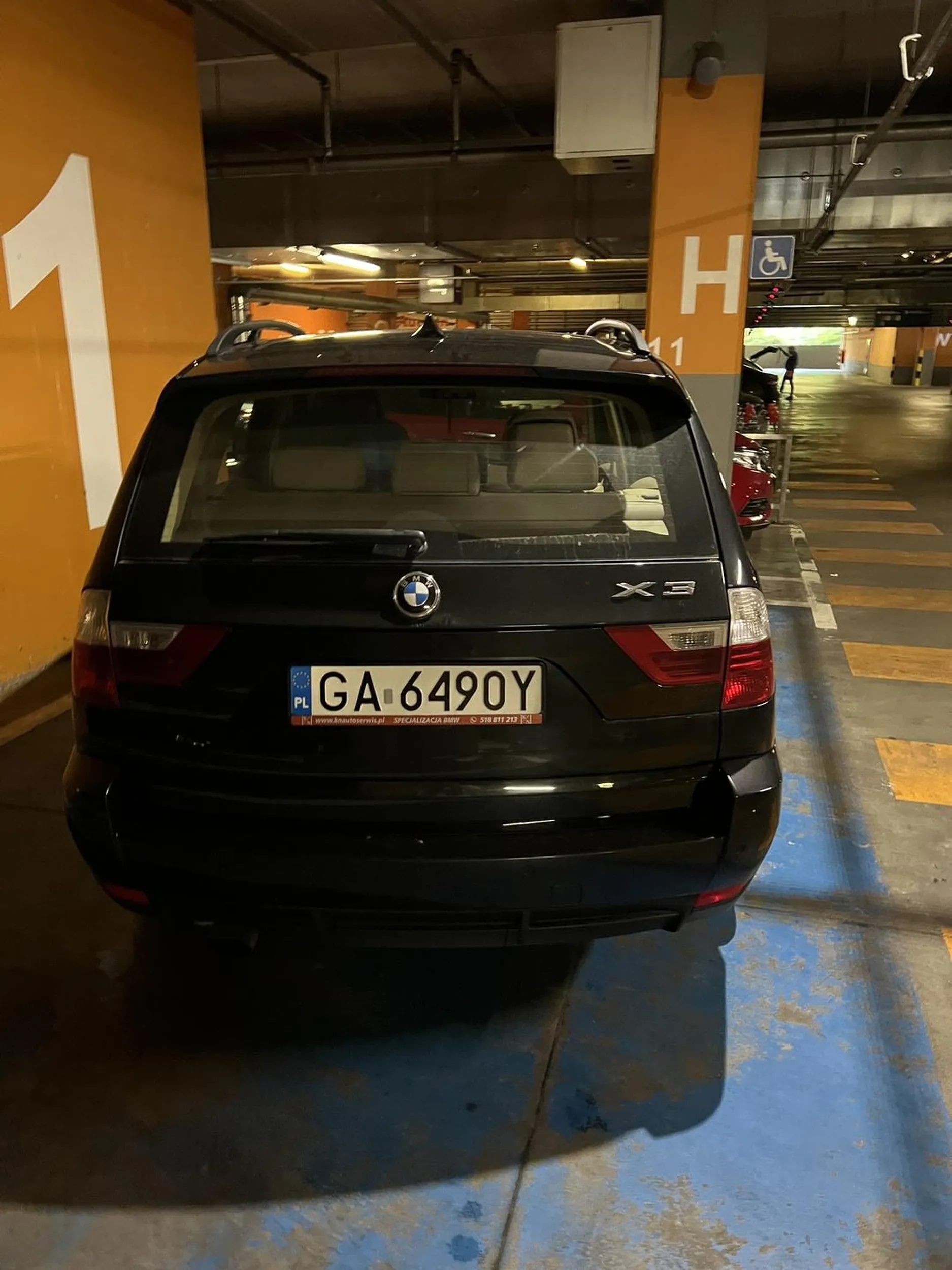 Inwalida chyba umysłowy bo stoi na kopercie a znaczka nie ma