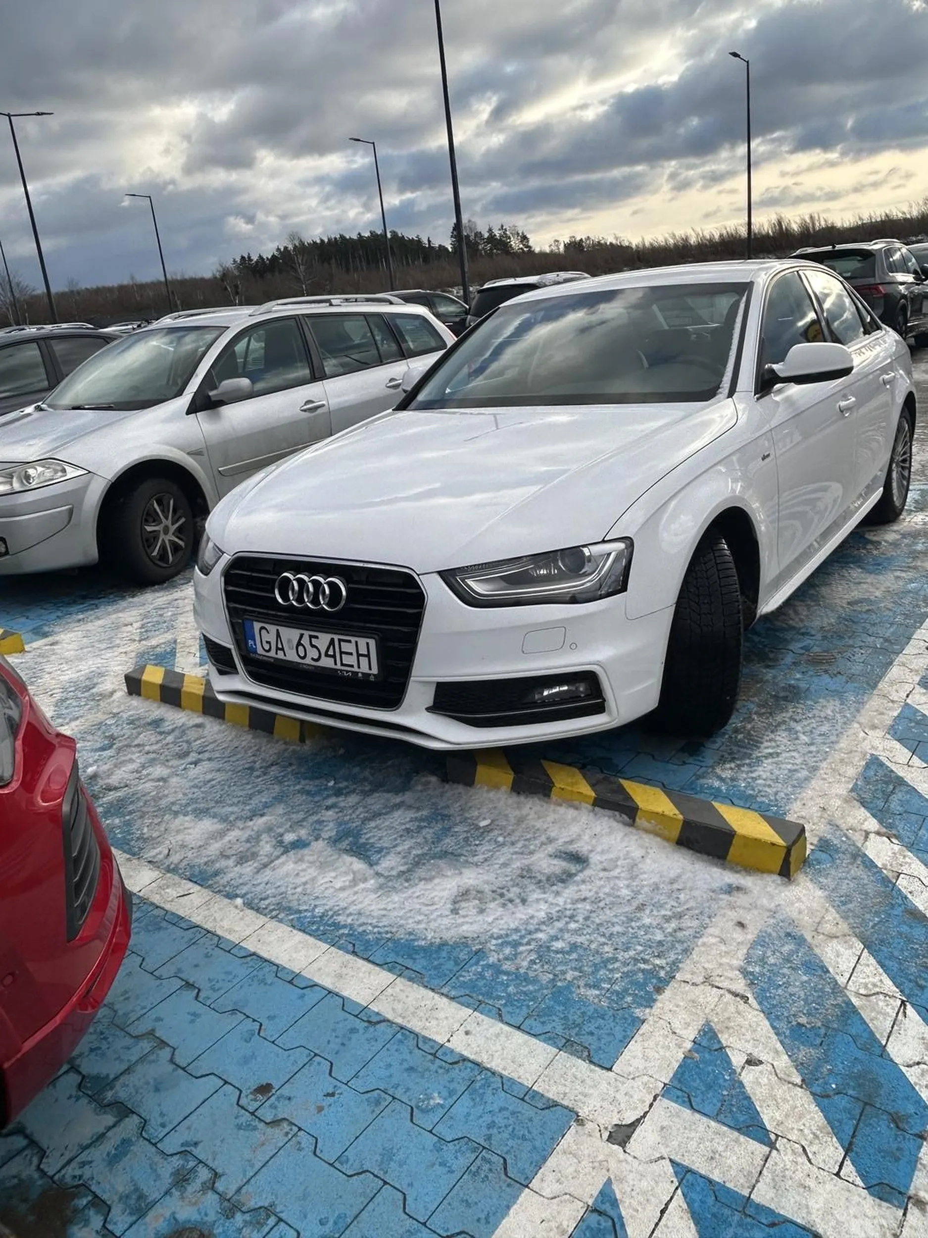 Szanowny Pan z żoną zaznaczę bez dzieci!! Stają sobie na miejscu dla rodzin z dziećmi Po zwróceniu uwagi zostałam wyśmiana.. ciężko było stanąć kilka metrów dalej… wstyd! Mama bliźniaków