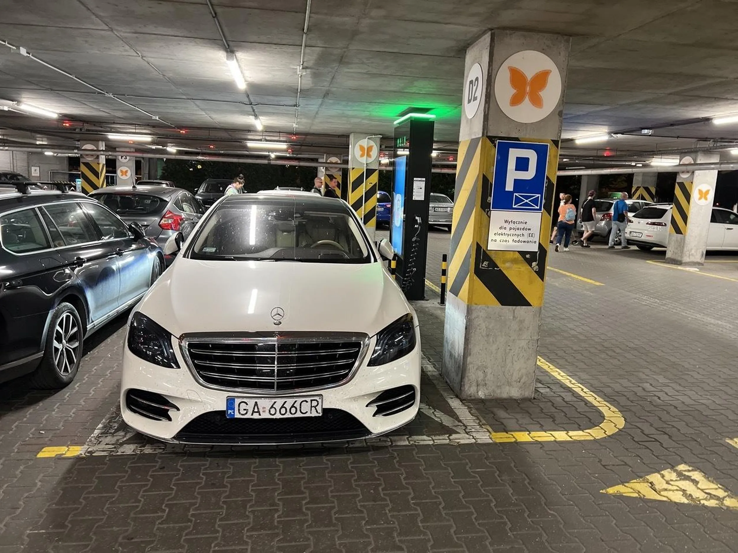 Pół parkingu wolne, ale MUSI stanąć pod samym wejściem i zablokować jedno z dwóch miejsc do ładowania elektryków. Zwykłe chamstwo