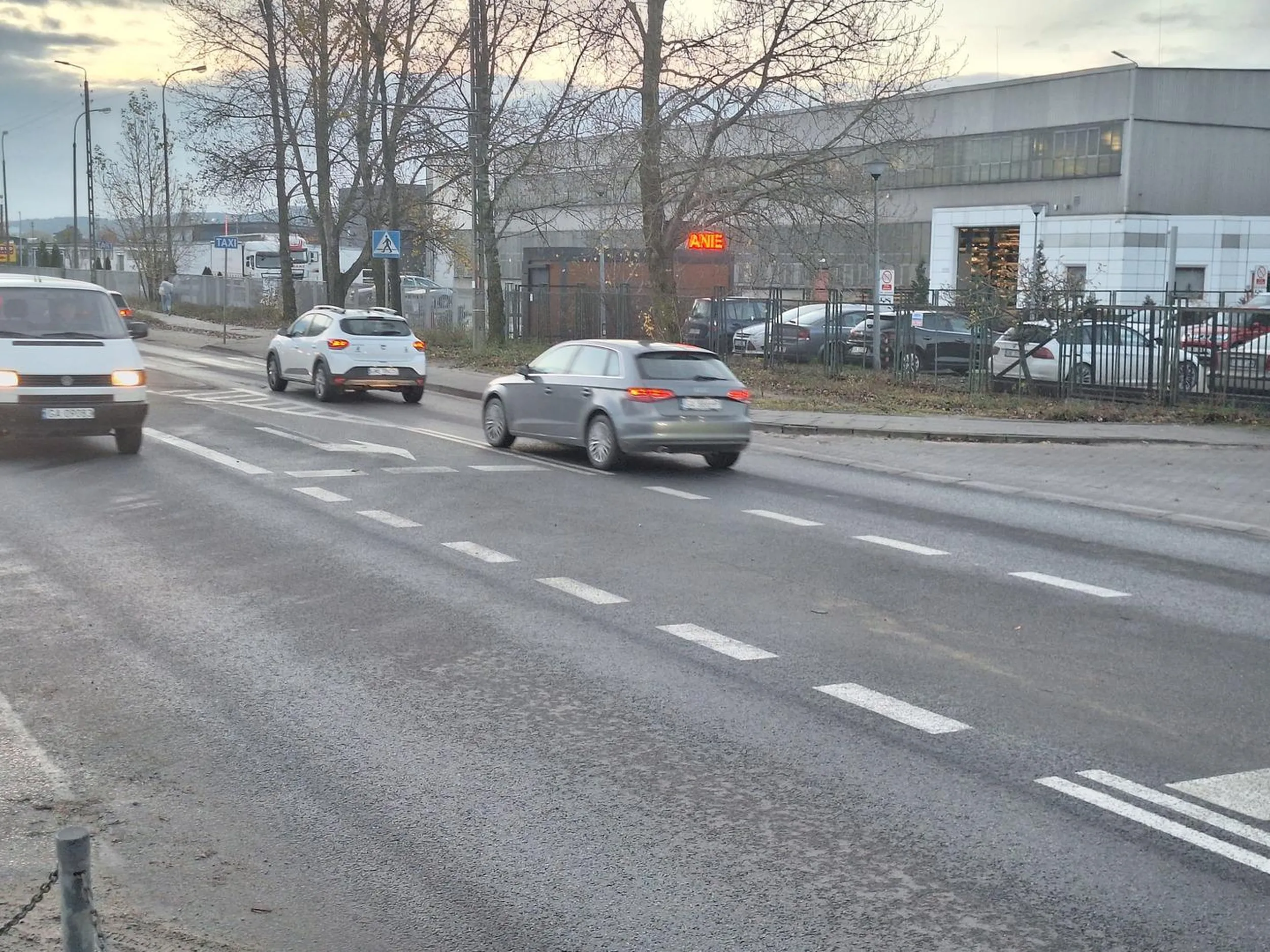 Farbowana blondyna stojąca razem ze mną w korku na hutniczej bezczelnie zajechała mi drogę prawie doszło do kolizji