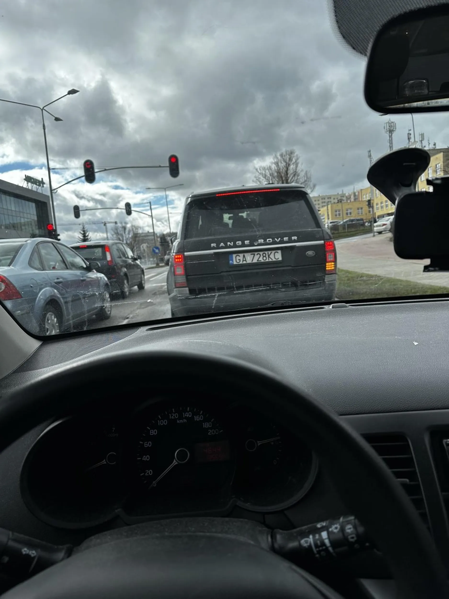 Kretynka co nie umie skręcać i nie wie kto ma pierwszeństwo. Wpierdala się pod auto koncertowo