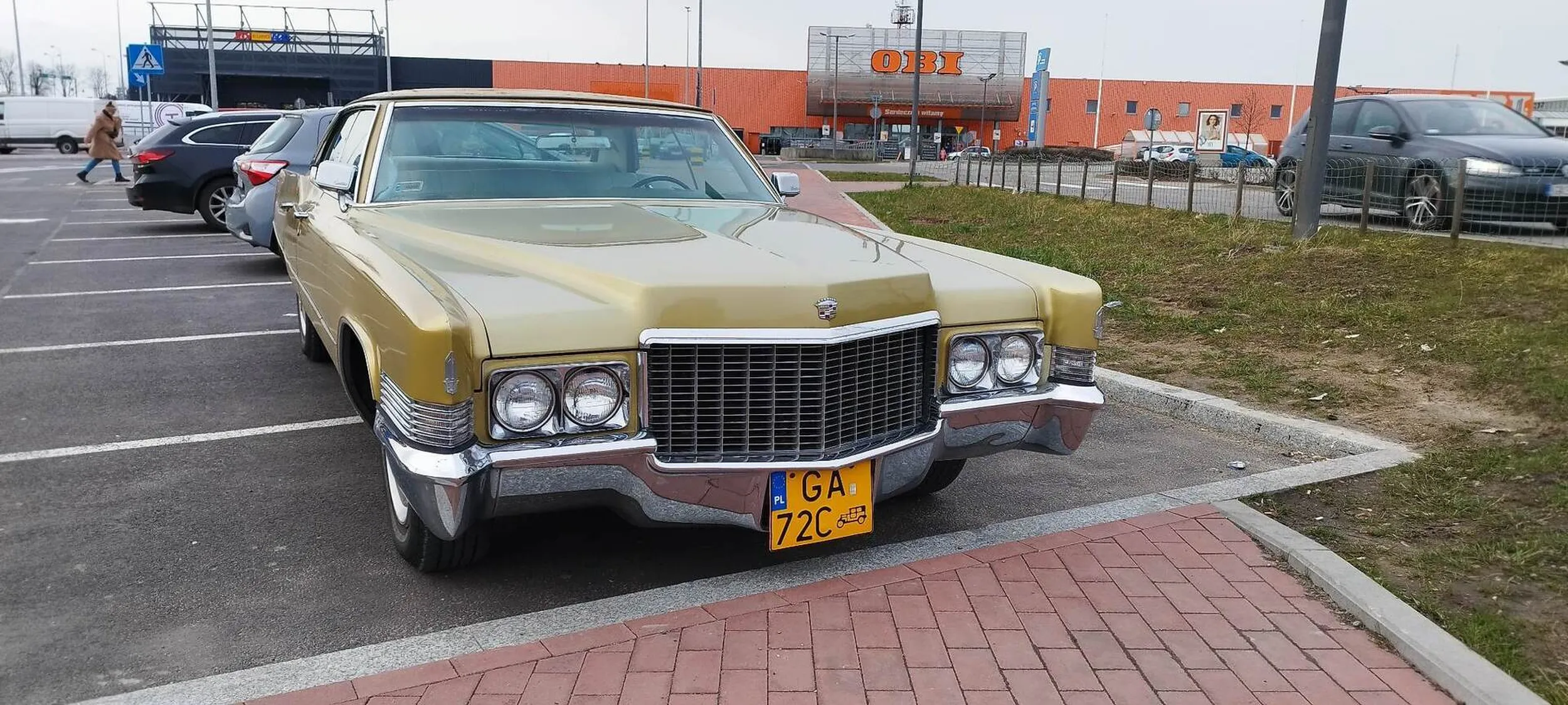 Profesjonalne parkowanie pod CH Matarnia. Parkując normalnie nawet tak duże auto by się zmieściło.