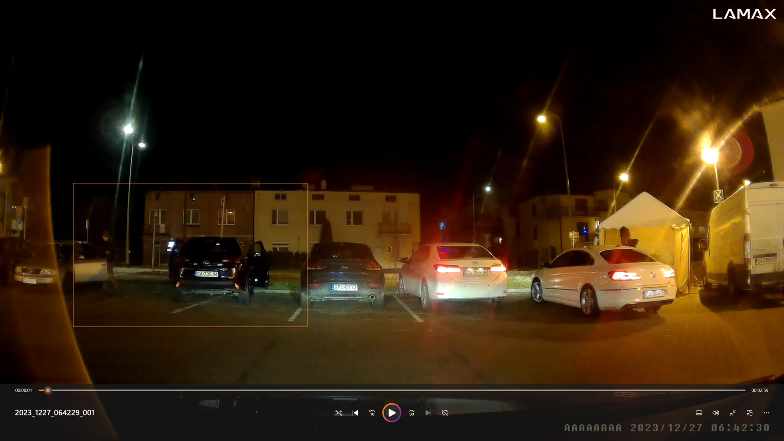 wiesniara z czarną celowo robioną monobrwią staje skosem na 2 miejscach parkingowych, gdy pytam ja, czy na serio w ten sposob parkuje odpowiedziala ze "g*wno mnie to obchodzi". Odpowiedzialem ze obchodzi w tym osoby ktore chca korzystac z miejsc parkingowych, ale przez takie stawanie zabierane sa im miejsca. Pomruczała cos pod nosem i poszla z Brajankiem na zakupy. Rzeklem jej jeszcze, zeby wrocila na wioske. Antyspoleczni egoisci, od lewej do prawej.  co za swiat.