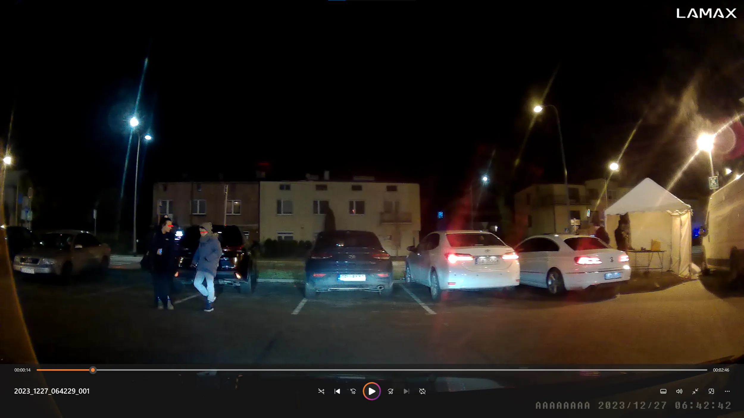 wiesniara z czarną celowo robioną monobrwią staje skosem na 2 miejscach parkingowych, gdy pytam ja, czy na serio w ten sposob parkuje odpowiedziala ze "g*wno mnie to obchodzi". Odpowiedzialem ze obchodzi w tym osoby ktore chca korzystac z miejsc parkingowych, ale przez takie stawanie zabierane sa im miejsca. Pomruczała cos pod nosem i poszla z Brajankiem na zakupy. Rzeklem jej jeszcze, zeby wrocila na wioske. Antyspoleczni egoisci, od lewej do prawej.  co za swiat.