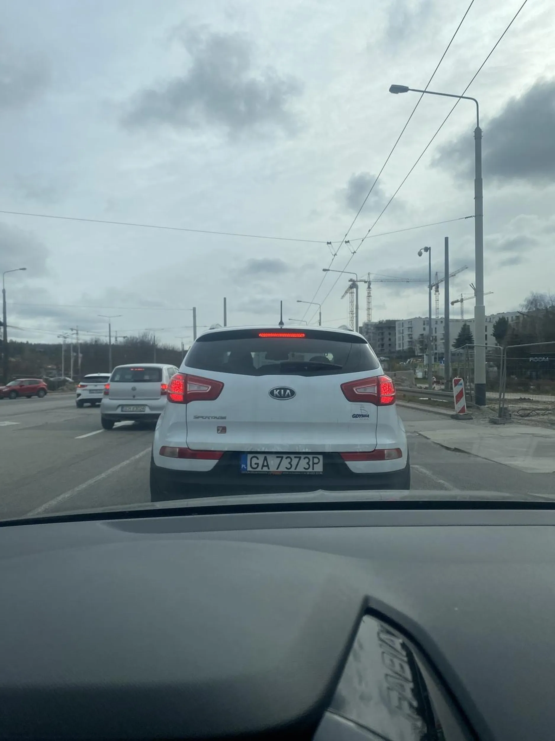 Kierowca bez dobrych manier i wychowania. Nie wie co to jazda na suwak.