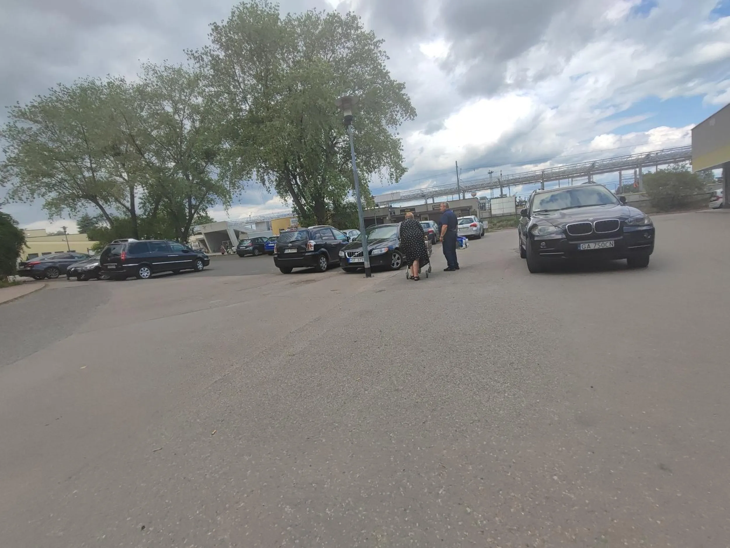 Klasyczne bemwu stan umyslu, dookola miejsca parkingowe rzuca pod wejsciem w losowym miejscu