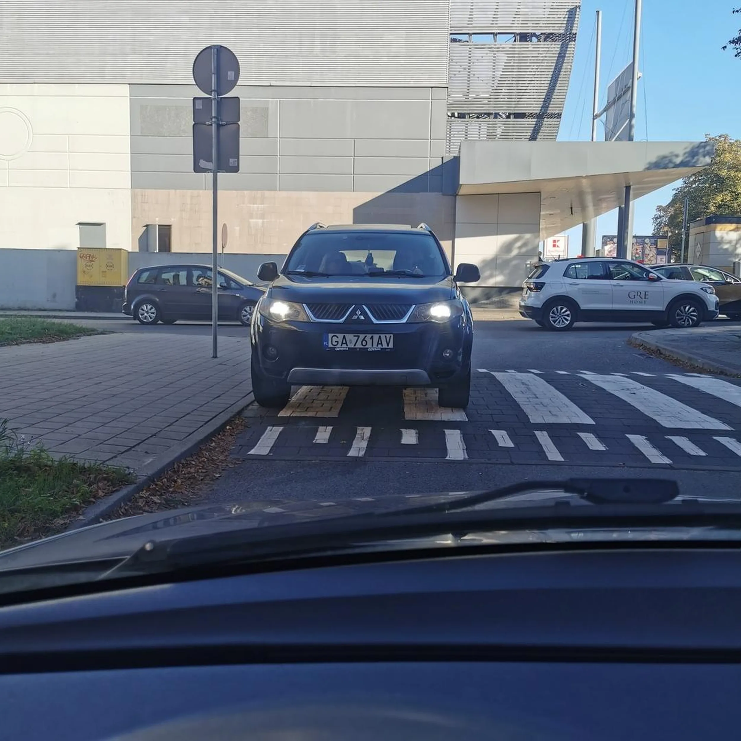 Kierowca poruszał się ulicą jednokierunkową pod prąd, po tym jak pokazałem jemu na zank zakazu wjazdu,wylał jakiś płyn przez okno na moją tylną kanapę, gdzie siedziała dwójka dzieci wieku przedszkolnego.