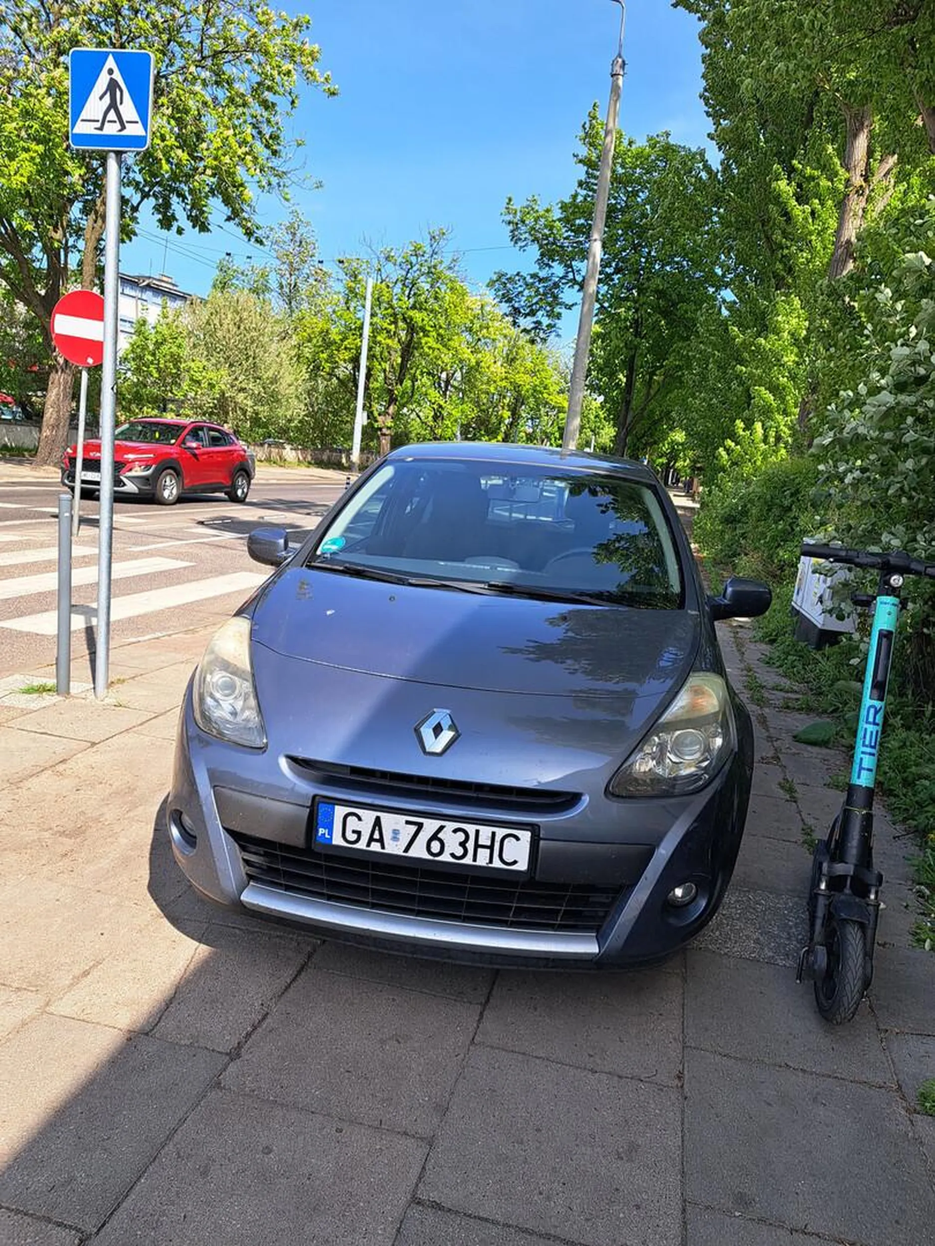 Aspołeczne parkowanie na środku chodnika